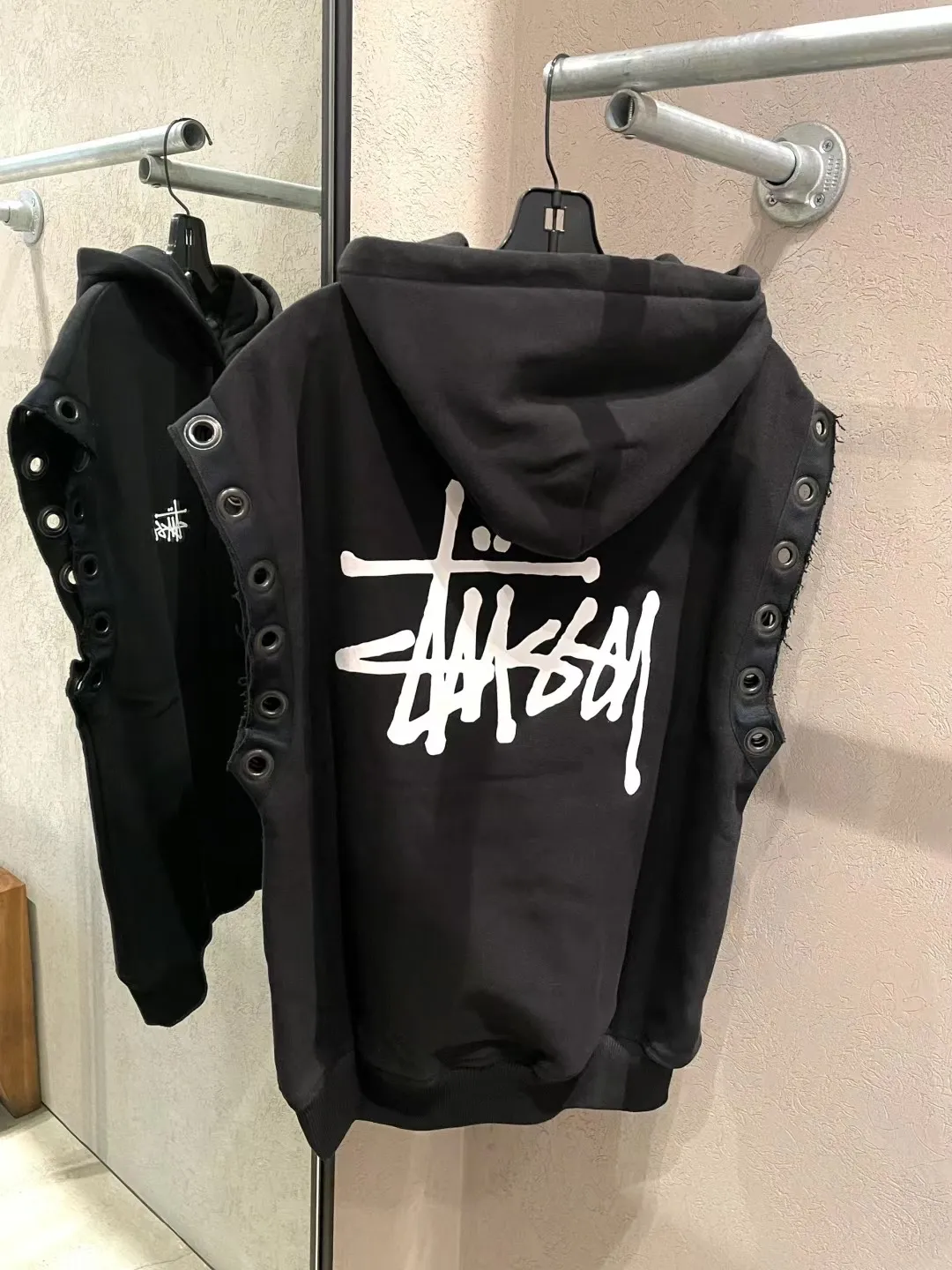 Sweet tea upper body picture! Stussy x JUNYA WATANABE Hooded Vest joint logo eyelet raw edge hooded sweatshirt vest black S-XL