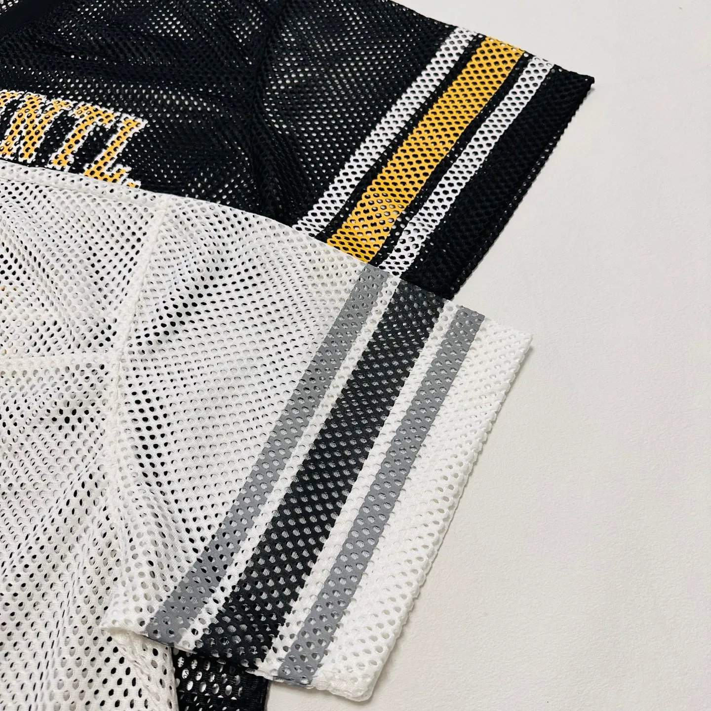 Detailed shooting of mesh V-neck T-shirt Stussy SS25 STÜSSY INTERNATIONAL TEAM JERSEY V-neck mesh retro letter short sleeves black and white S-XL