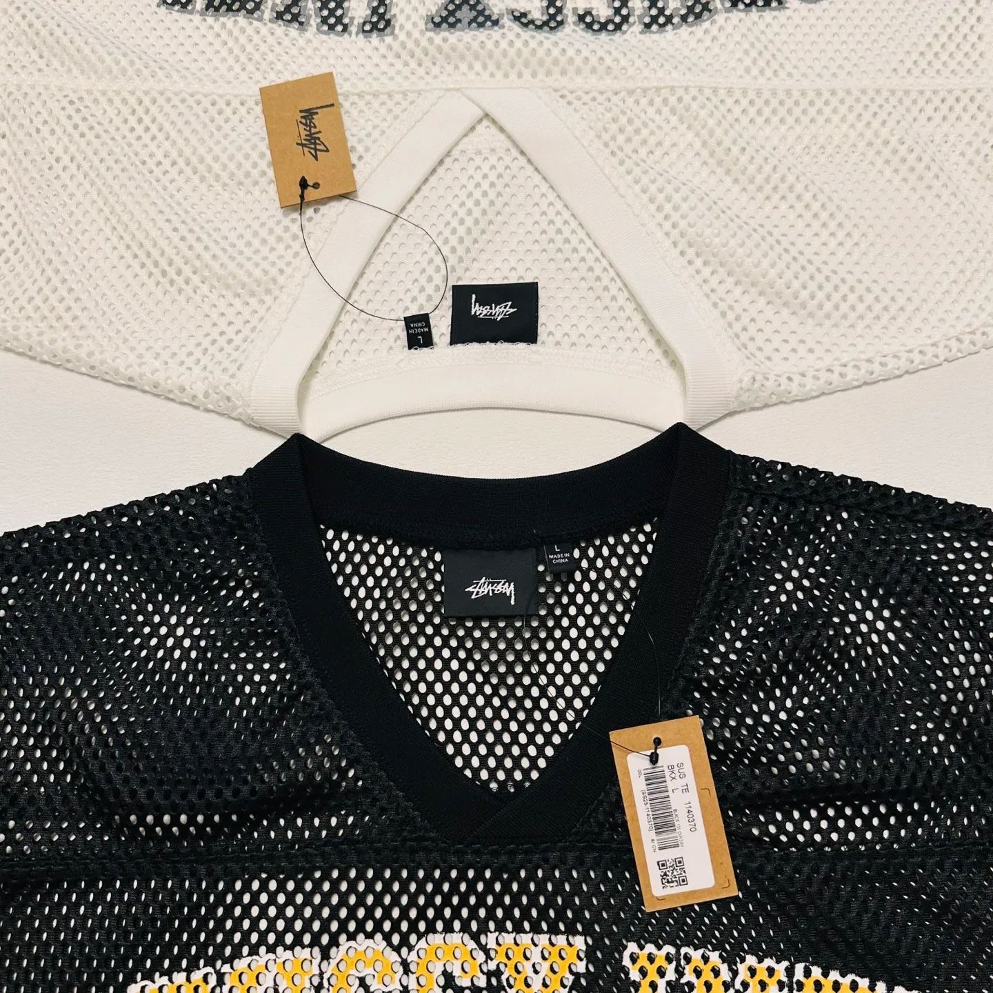Detailed shooting of mesh V-neck T-shirt Stussy SS25 STÜSSY INTERNATIONAL TEAM JERSEY V-neck mesh retro letter short sleeves black and white S-XL