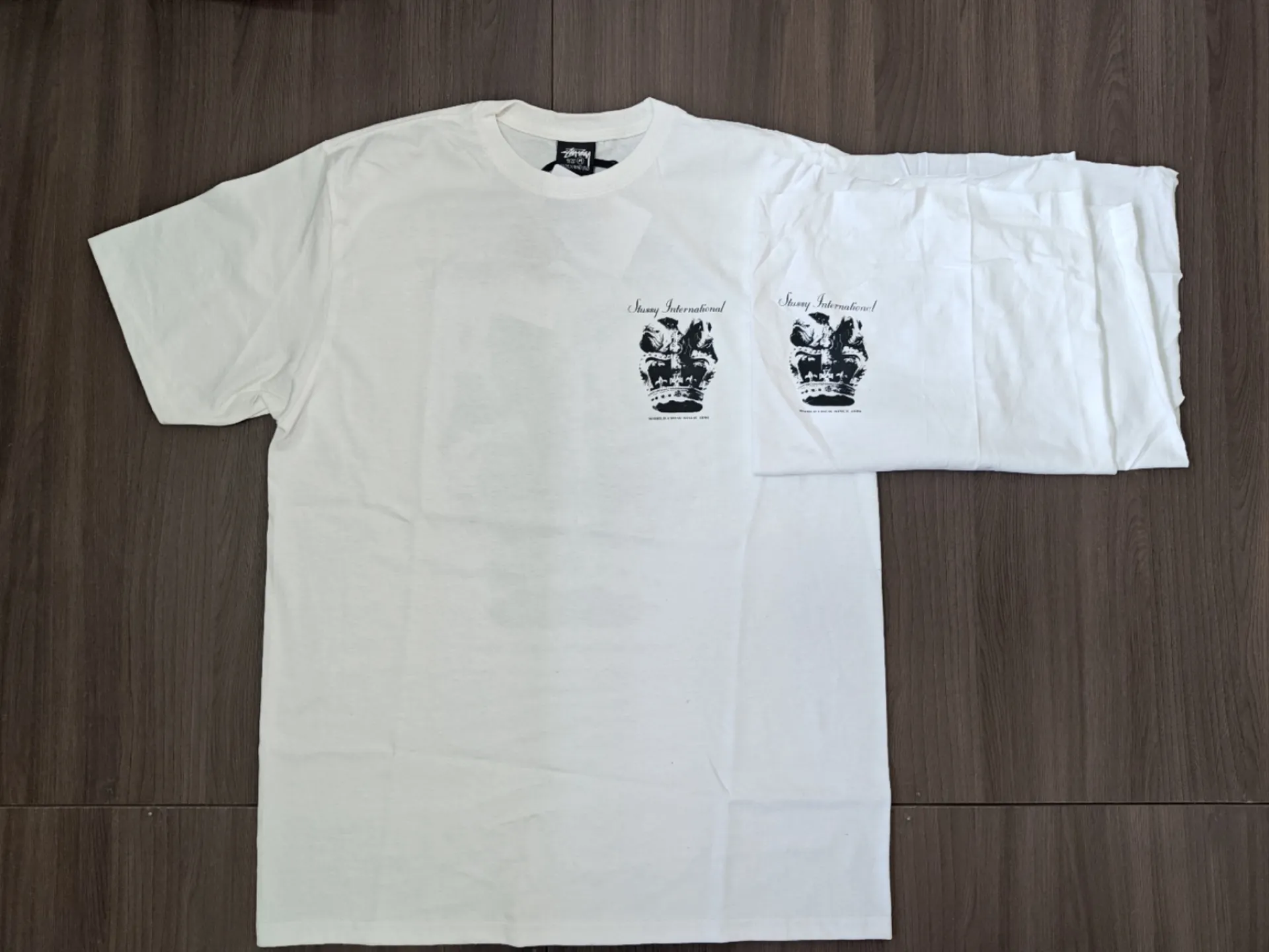 ZP pattern making: There is a difference between the color transfer of this black and white, and the dots are also slightly different, so I went to Dewu to buy a ZP pair. Without the original version, we will not operate. Keeping improving is our consistent aim. Crown Dog T-shirt STUSSY SS25 DOG CROWN TEE Black and White S- XL