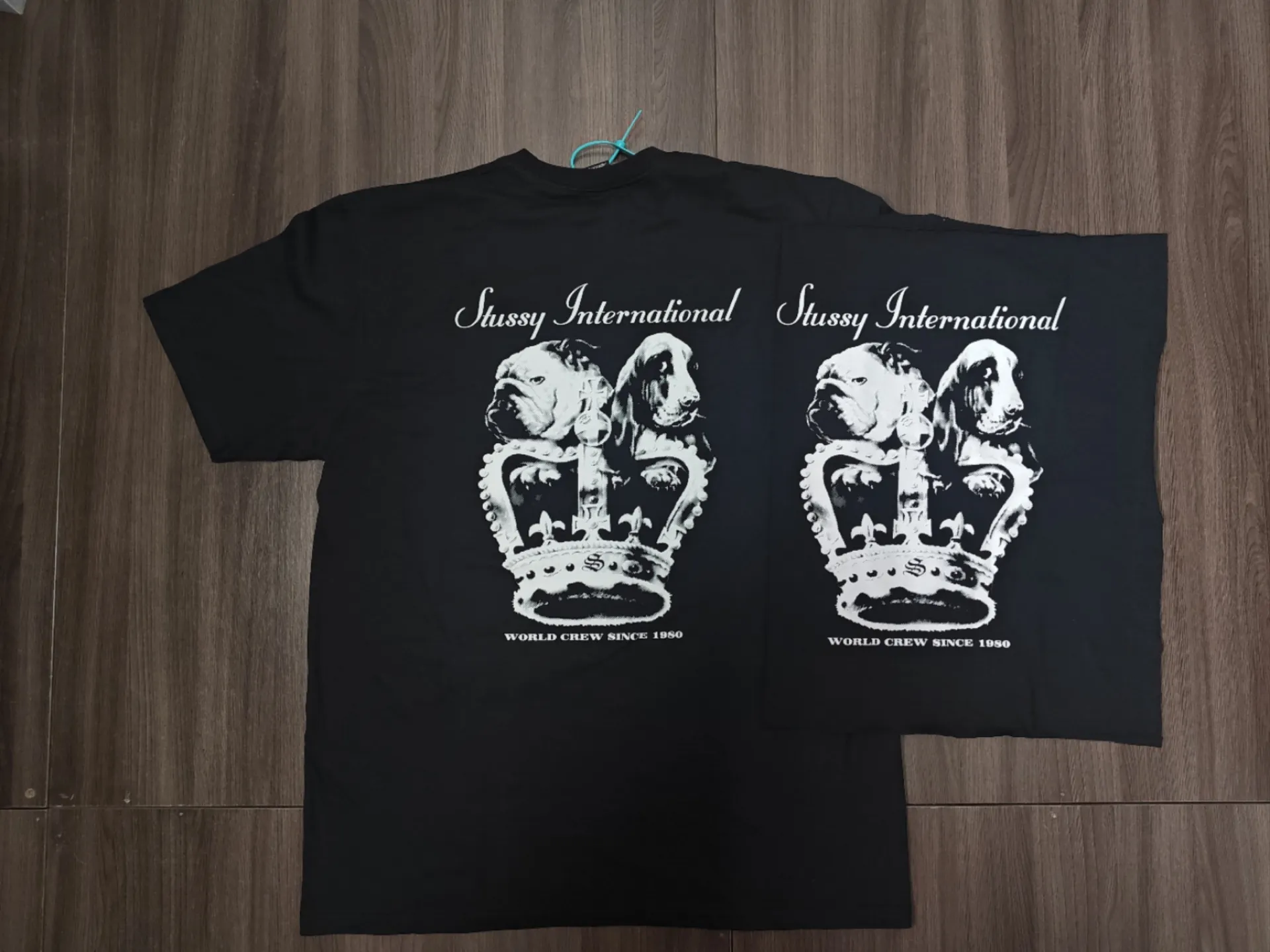 ZP pattern making: There is a difference between the color transfer of this black and white, and the dots are also slightly different, so I went to Dewu to buy a ZP pair. Without the original version, we will not operate. Keeping improving is our consistent aim. Crown Dog T-shirt STUSSY SS25 DOG CROWN TEE Black and White S- XL
