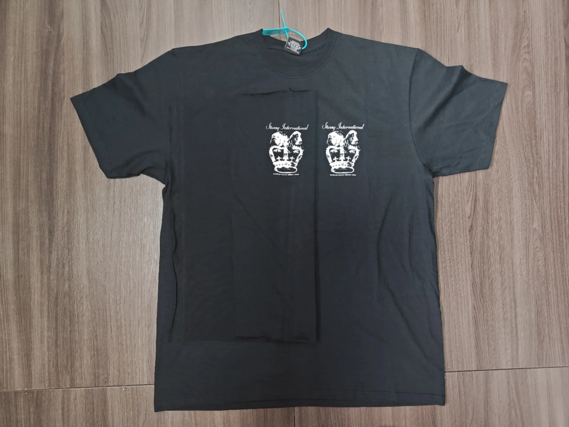 ZP pattern making: There is a difference between the color transfer of this black and white, and the dots are also slightly different, so I went to Dewu to buy a ZP pair. Without the original version, we will not operate. Keeping improving is our consistent aim. Crown Dog T-shirt STUSSY SS25 DOG CROWN TEE Black and White S- XL