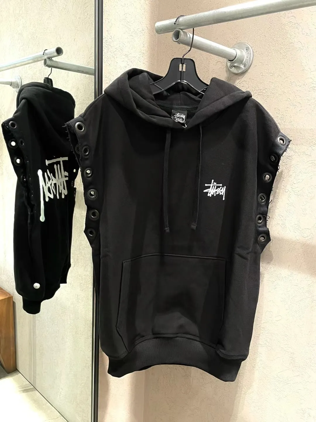 Sweet tea upper body picture! Stussy x JUNYA WATANABE Hooded Vest joint logo eyelet raw edge hooded sweatshirt vest black S-XL