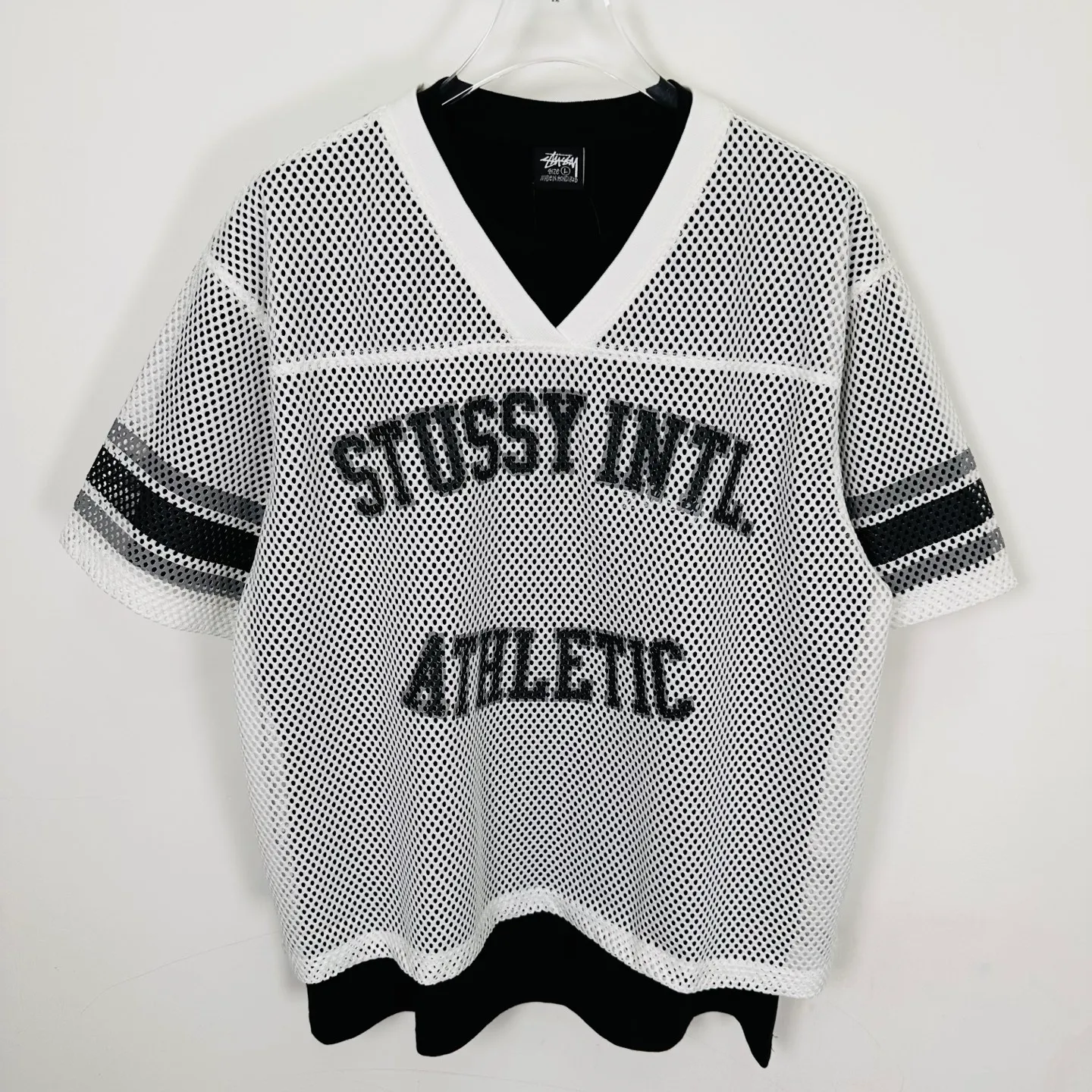 Mesh V-neck T-shirt Stussy SS25 STÜSSY INTERNATIONAL TEAM JERSEY V-neck mesh retro letter short sleeves black and white S-XL