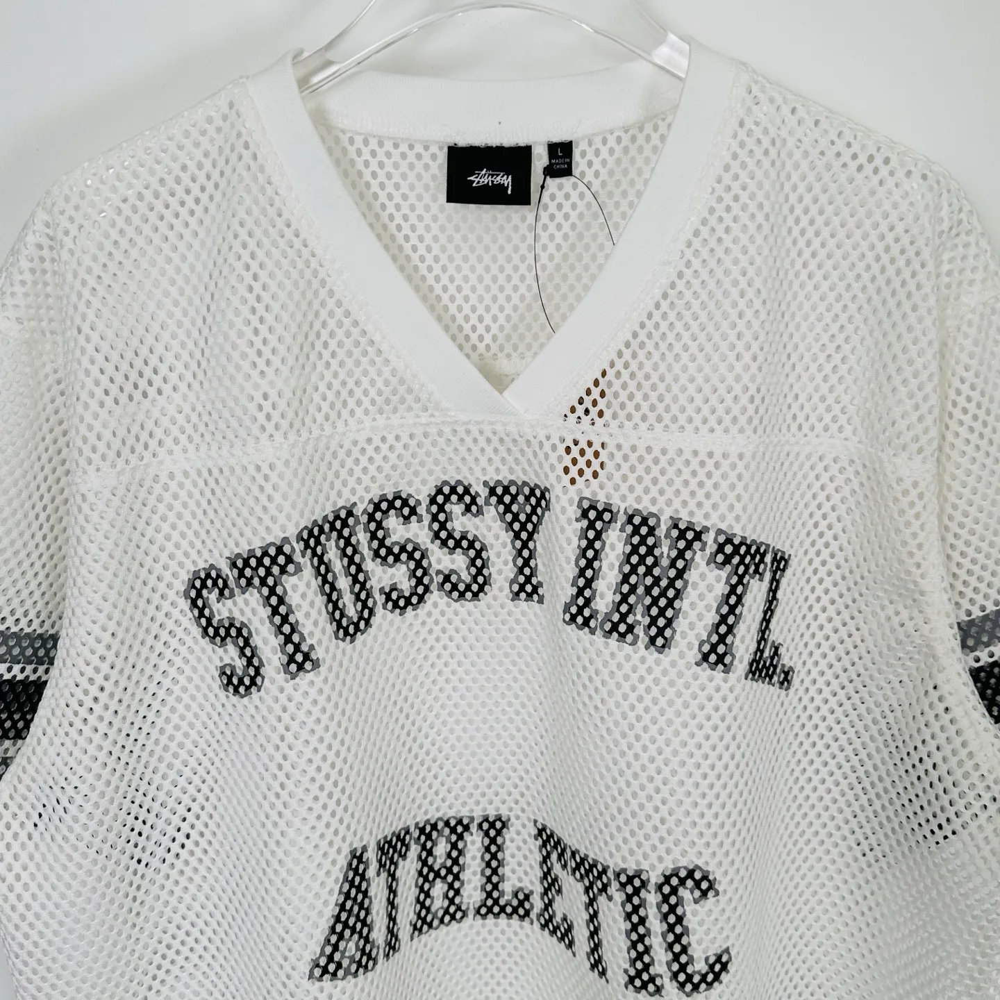 Mesh V-neck T-shirt Stussy SS25 STÜSSY INTERNATIONAL TEAM JERSEY V-neck mesh retro letter short sleeves black and white S-XL
