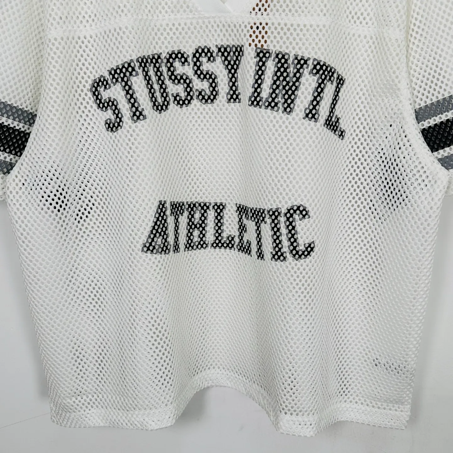 Mesh V-neck T-shirt Stussy SS25 STÜSSY INTERNATIONAL TEAM JERSEY V-neck mesh retro letter short sleeves black and white S-XL