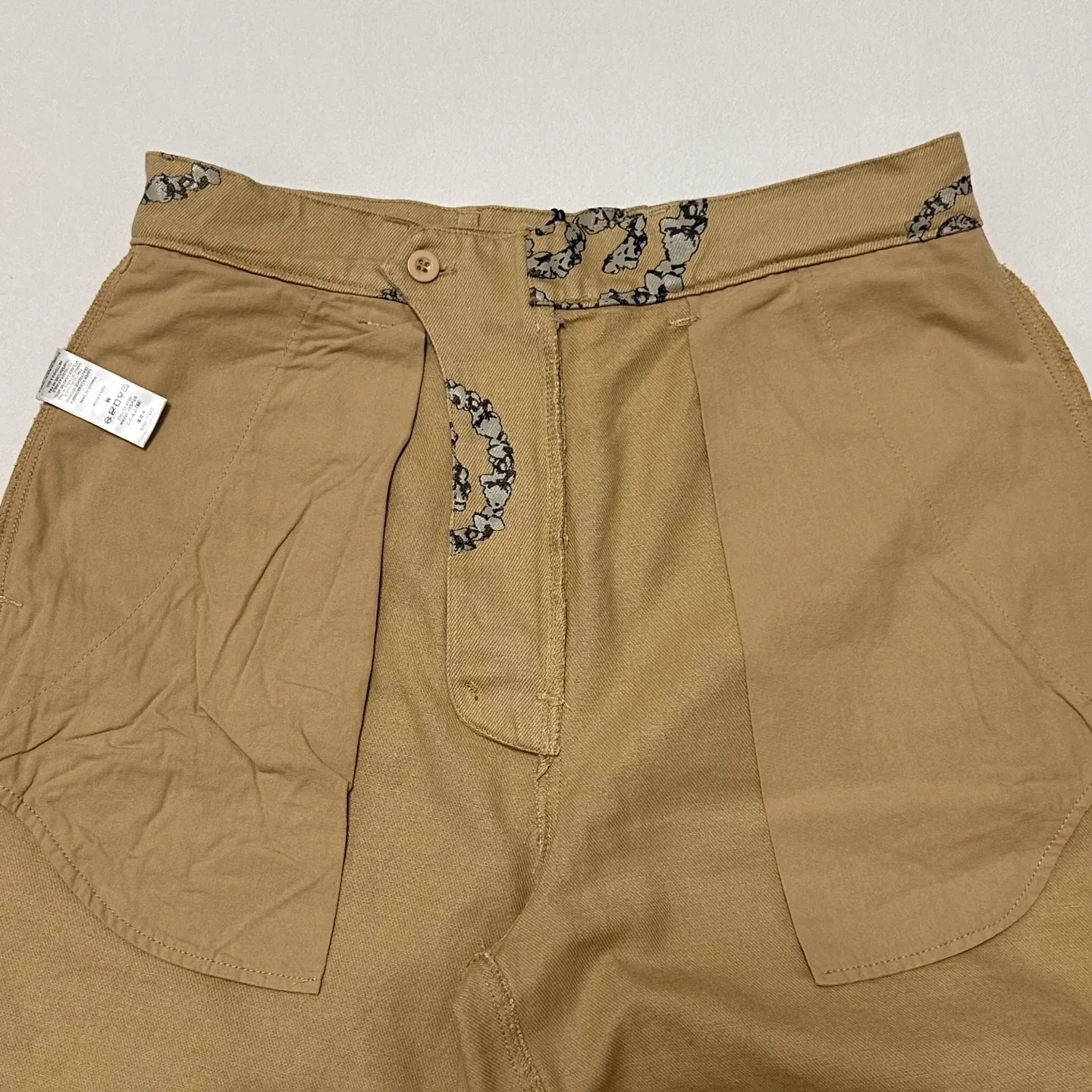 Detailed shooting of DT trousers STUSSY