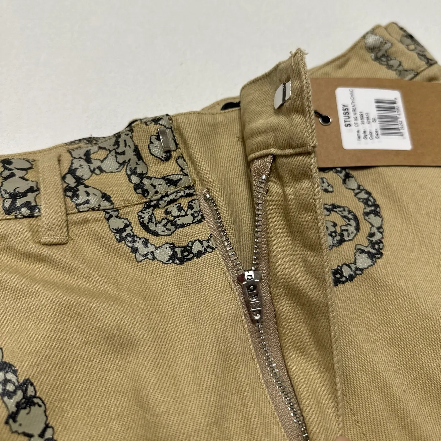 Detailed shooting of DT trousers STUSSY