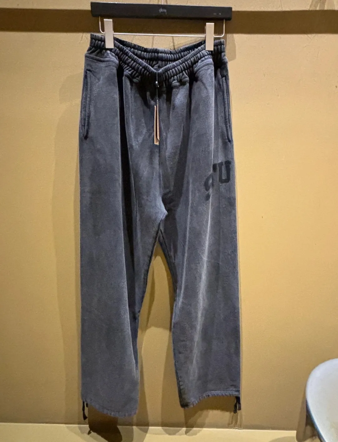 Washed sweatpants STUSSY FW24 FLEECE PANT FADED GRAPHIC loose thin velvet sweatpants with logo on the side, washed black S- XL