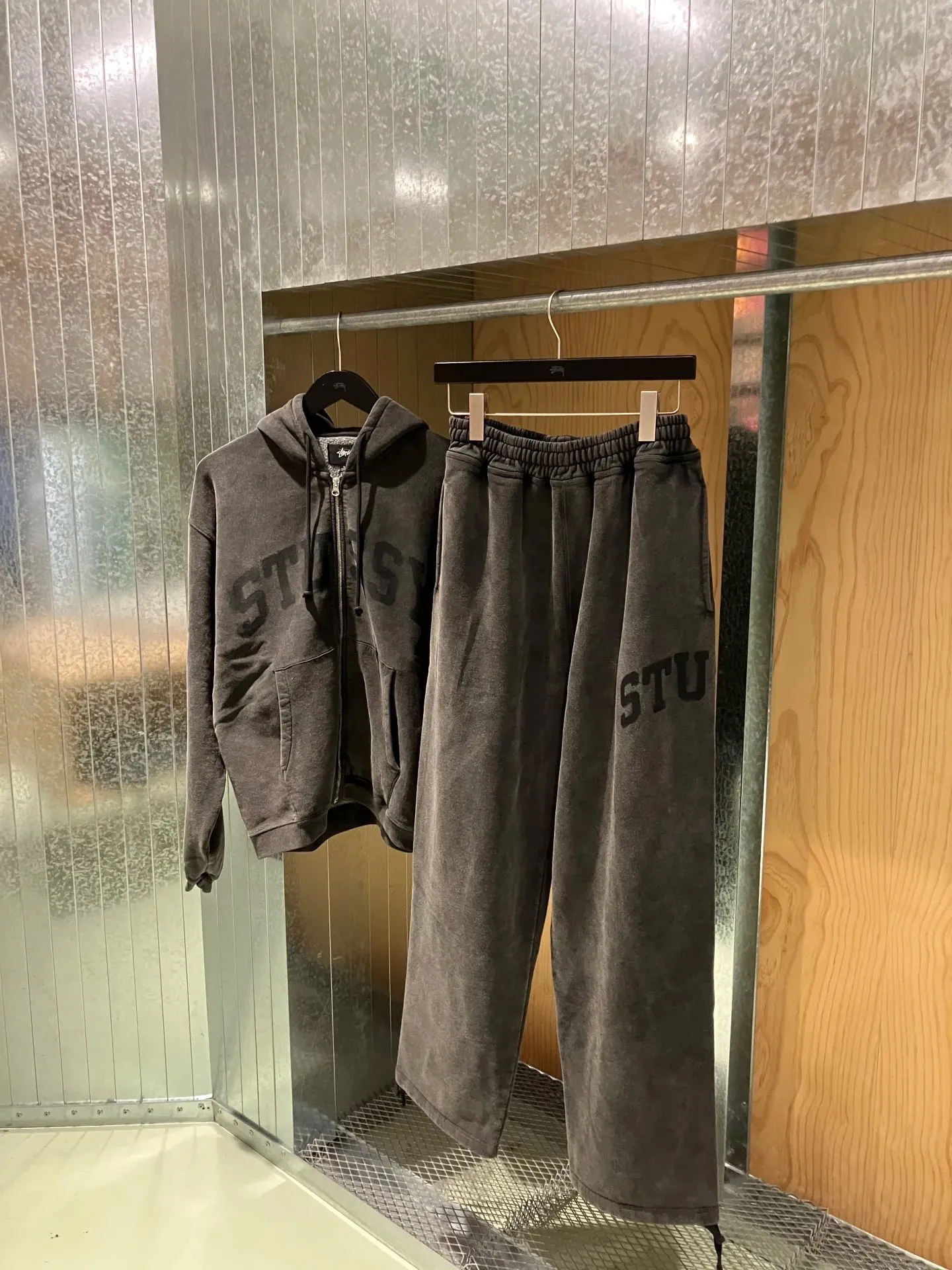 Washed sweatpants STUSSY FW24 FLEECE PANT FADED GRAPHIC loose thin velvet sweatpants with logo on the side, washed black S- XL