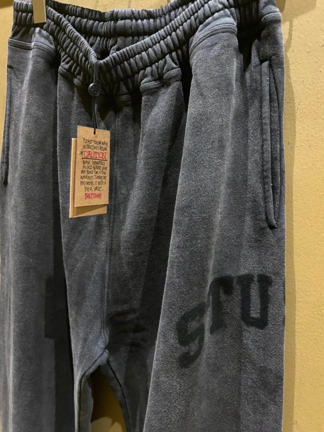Washed sweatpants STUSSY FW24 FLEECE PANT FADED GRAPHIC loose thin velvet sweatpants with logo on the side, washed black S- XL