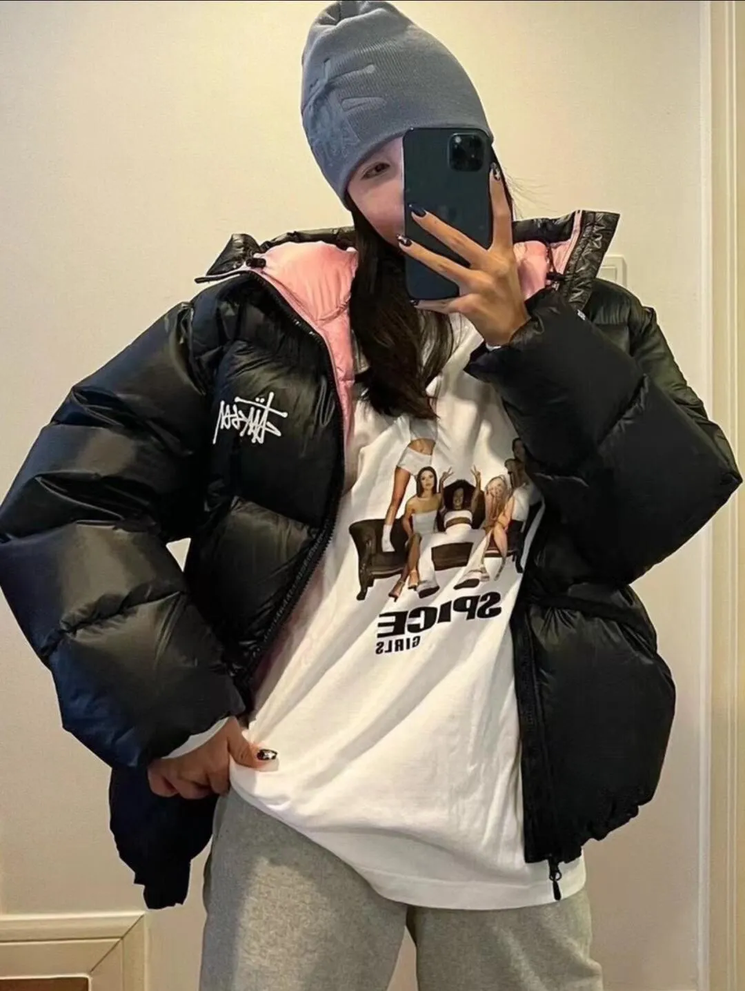Stussy/Stussy 22Fw classic letter hooded down jacket, black, gray, black and pink, S-XL, filled with national standard 90 velvet/average 450g of velvet. It has a Michelin effect when you put it on. 800 puffs, fluffy and warm, full and light.