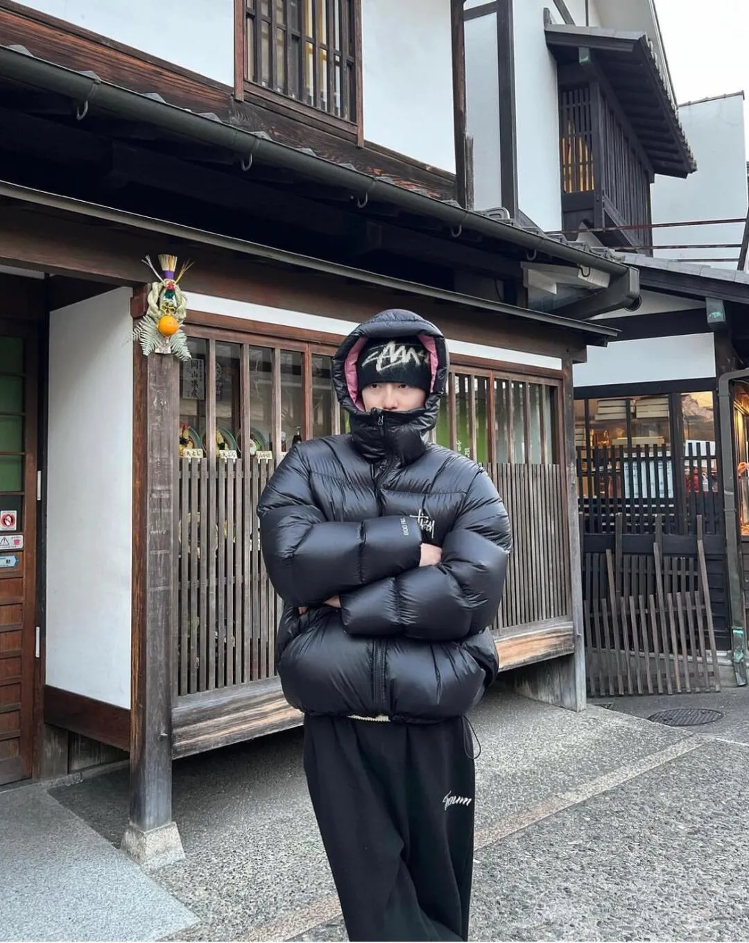 Stussy/Stussy 22Fw classic letter hooded down jacket, black, gray, black and pink, S-XL, filled with national standard 90 velvet/average 450g of velvet. It has a Michelin effect when you put it on. 800 puffs, fluffy and warm, full and light.