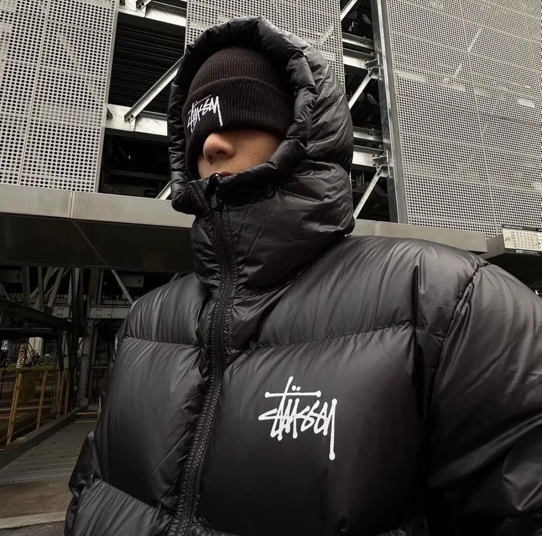 Stussy/Stussy 22Fw classic letter hooded down jacket, black, gray, black and pink, S-XL, filled with national standard 90 velvet/average 450g of velvet. It has a Michelin effect when you put it on. 800 puffs, fluffy and warm, full and light.