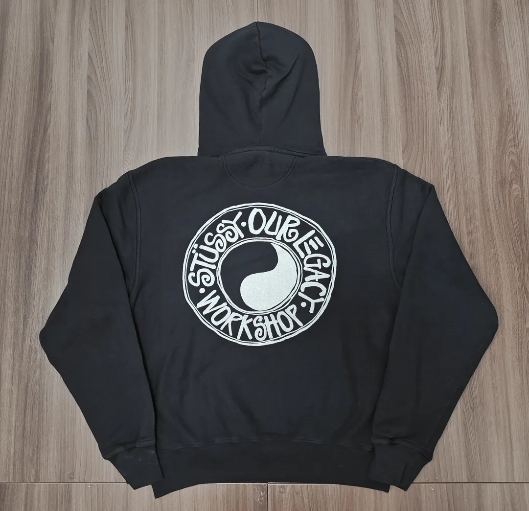 ZP prints a regular joint work for each season, irregular round buttons with Tai Chi Yin Yang LOGO, simple and beautiful, the printing is not very thick, and the black cloth is slightly exposed, creating a simple and fashionable style. Tai Chi hoodie STUSSY x OUR LEGACY joint model FW24 WORK SHOP BUANA HOODIE PIGMENT DYED Yin Yang pattern logo sweatshirt black and white S- XL