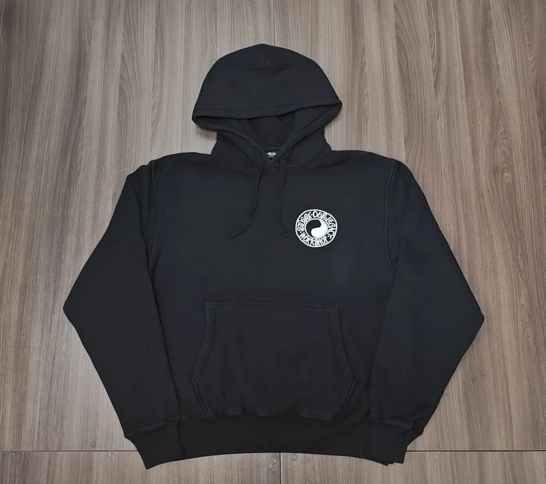 ZP prints a regular joint work for each season, irregular round buttons with Tai Chi Yin Yang LOGO, simple and beautiful, the printing is not very thick, and the black cloth is slightly exposed, creating a simple and fashionable style. Tai Chi hoodie STUSSY x OUR LEGACY joint model FW24 WORK SHOP BUANA HOODIE PIGMENT DYED Yin Yang pattern logo sweatshirt black and white S- XL