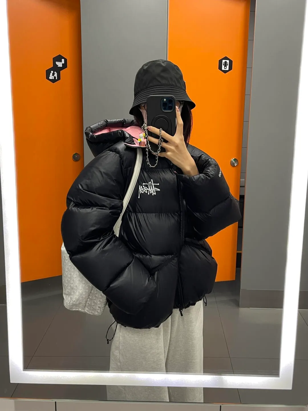 Stussy/Stussy 22Fw classic letter hooded down jacket, black, gray, black and pink, S-XL, filled with national standard 90 velvet/average 450g of velvet. It has a Michelin effect when you put it on. 800 puffs, fluffy and warm, full and light.