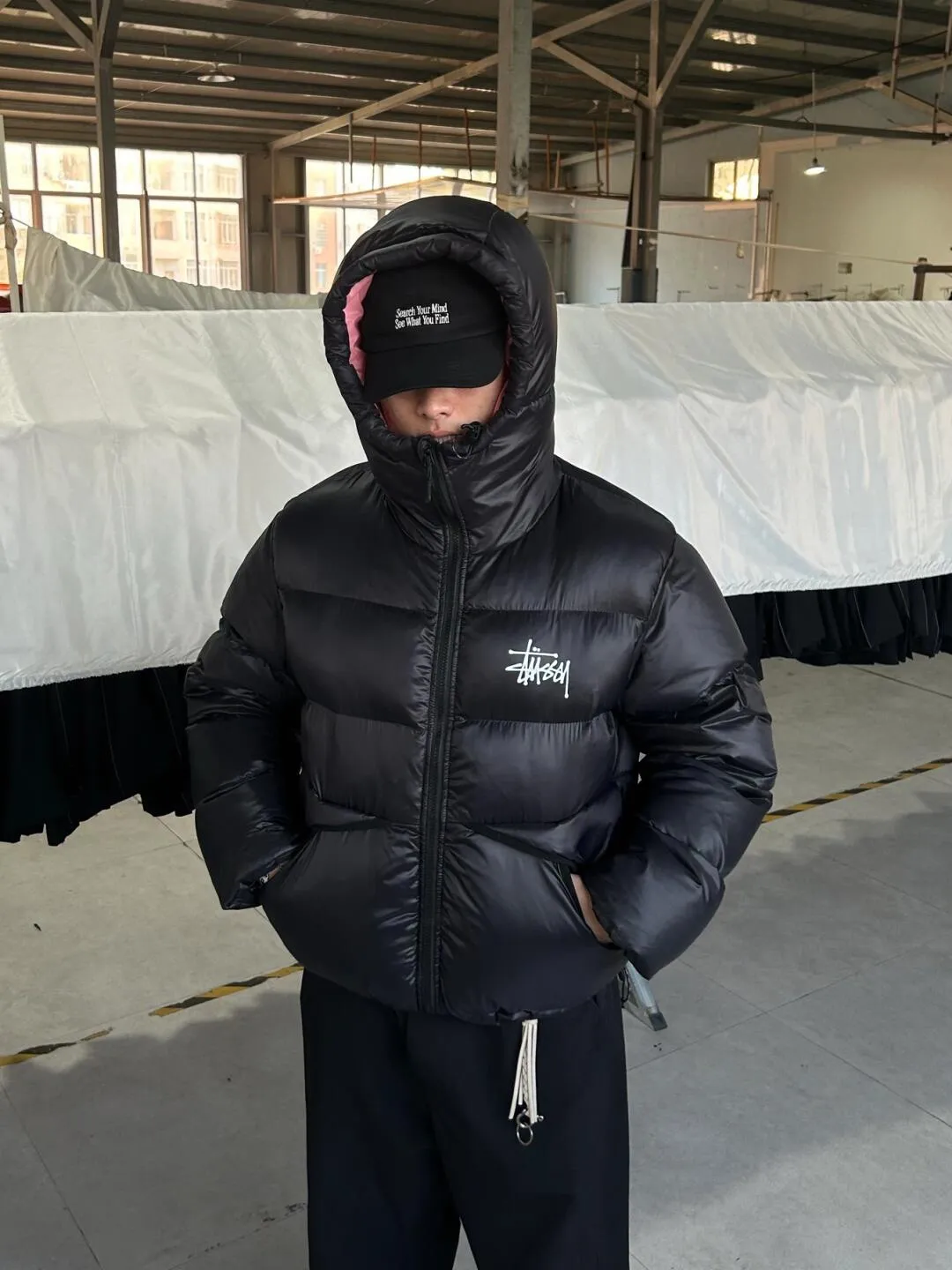 Stussy/Stussy 22Fw classic letter hooded down jacket, black, gray, black and pink, S-XL, filled with national standard 90 velvet/average 450g of velvet. It has a Michelin effect when you put it on. 800 puffs, fluffy and warm, full and light.
