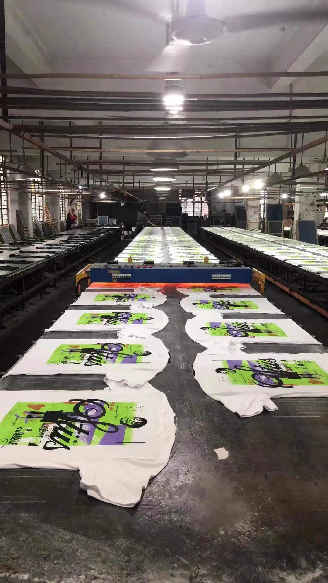 ZP printing! I underestimated this print before! The front, back, side + masking had to be laid out 4 times in sequence, and it took two days and two nights to print. The stussy print on the front panel needs to be printed on the collar and collar label, so it can only be printed on ready-made clothes. It is too difficult to print flatly, and ZP does not print as well as we do. After printing the front panel, print the back panel, then print the sides, and finally print the orange pattern across the side and back panels. STUSSY X DAVID SS24 joint model CARSON DINO TEE Dinosaur digital print short-sleeved Tee black and white S-XL