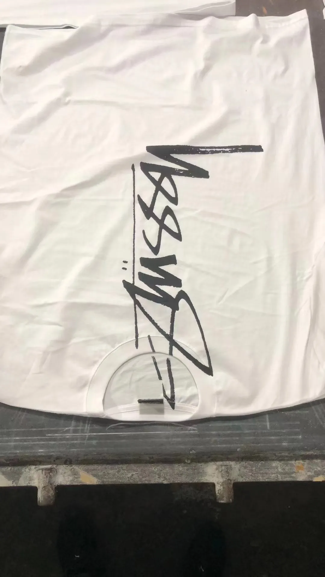 ZP printing! I underestimated this print before! The front, back, side + masking had to be laid out 4 times in sequence, and it took two days and two nights to print. The stussy print on the front panel needs to be printed on the collar and collar label, so it can only be printed on ready-made clothes. It is too difficult to print flatly, and ZP does not print as well as we do. After printing the front panel, print the back panel, then print the sides, and finally print the orange pattern across the side and back panels. STUSSY X DAVID SS24 joint model CARSON DINO TEE Dinosaur digital print short-sleeved Tee black and white S-XL