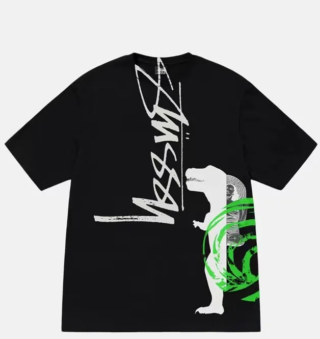 ZP printing! I underestimated this print before! The front, back, side + masking had to be laid out 4 times in sequence, and it took two days and two nights to print. The stussy print on the front panel needs to be printed on the collar and collar label, so it can only be printed on ready-made clothes. It is too difficult to print flatly, and ZP does not print as well as we do. After printing the front panel, print the back panel, then print the sides, and finally print the orange pattern across the side and back panels. STUSSY X DAVID SS24 joint model CARSON DINO TEE Dinosaur digital print short-sleeved Tee black and white S-XL