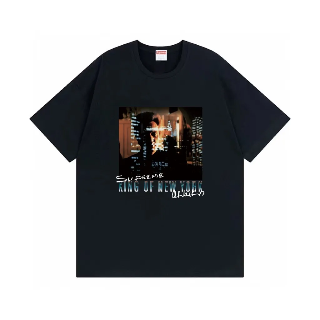 #S113 p110💰 Supreme SS19 Christopher Walken King Of NewYorkTee Navy King of New York print, loose fit, made of 260g combed cotton double yarn, all three standards from fabrics to accessories, ZP, imported Matsui company slurry printing will never crack, the whole piece is made of three-needle five-thread technology. The neckline-shoulder seam-sleeve seam double line, looks more three-dimensional and textured) is the same as the original version, the classic version Feel free to compare zp. The whole piece adopts three-needle five-thread craftsmanship (neckline-shoulder seam-sleeve seam double thread, which looks more three-dimensional and textured). It has the same craftsmanship as the authentic original version, classic version. Color: white, black, navy blue, gray, red, dark green, apricot, orange, light blue. Size: S M L XL XXL