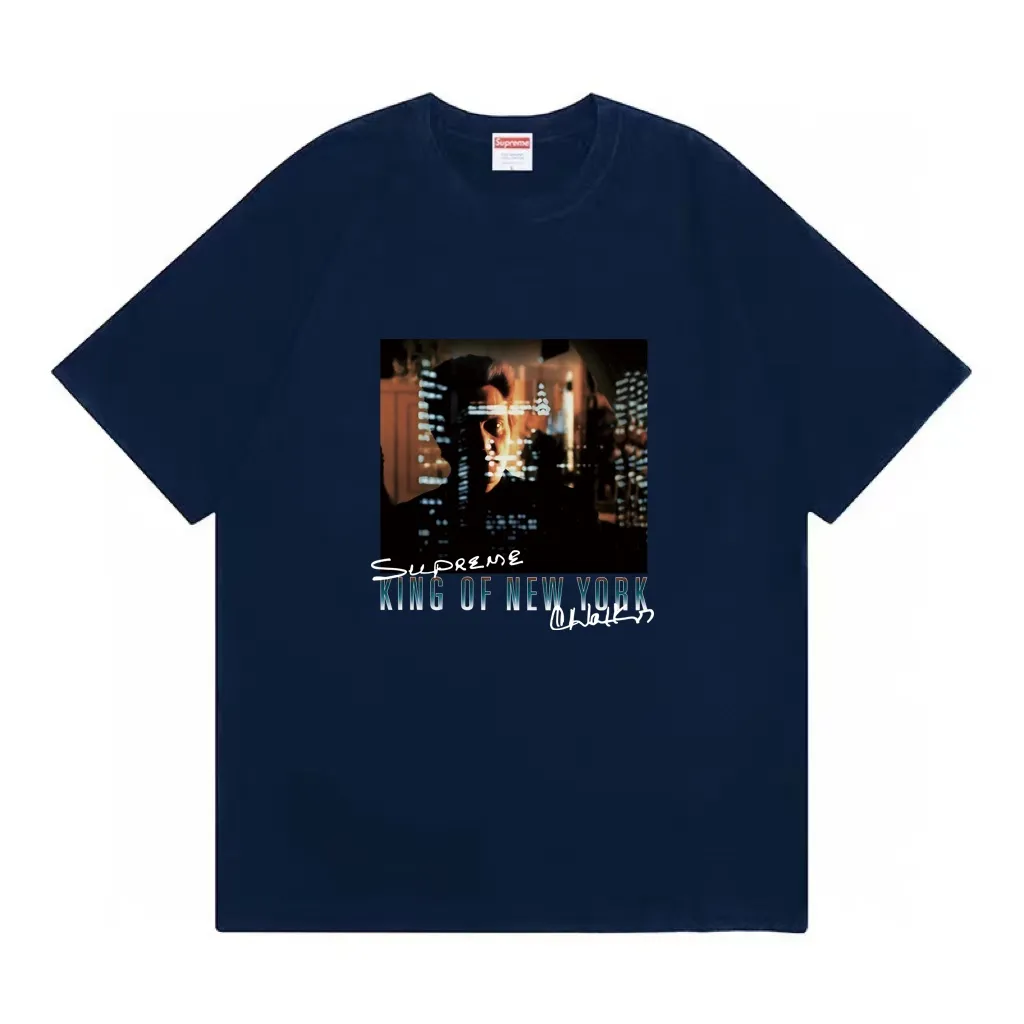 #S113 p110💰 Supreme SS19 Christopher Walken King Of NewYorkTee Navy King of New York print, loose fit, made of 260g combed cotton double yarn, all three standards from fabrics to accessories, ZP, imported Matsui company slurry printing will never crack, the whole piece is made of three-needle five-thread technology. The neckline-shoulder seam-sleeve seam double line, looks more three-dimensional and textured) is the same as the original version, the classic version Feel free to compare zp. The whole piece adopts three-needle five-thread craftsmanship (neckline-shoulder seam-sleeve seam double thread, which looks more three-dimensional and textured). It has the same craftsmanship as the authentic original version, classic version. Color: white, black, navy blue, gray, red, dark green, apricot, orange, light blue. Size: S M L XL XXL