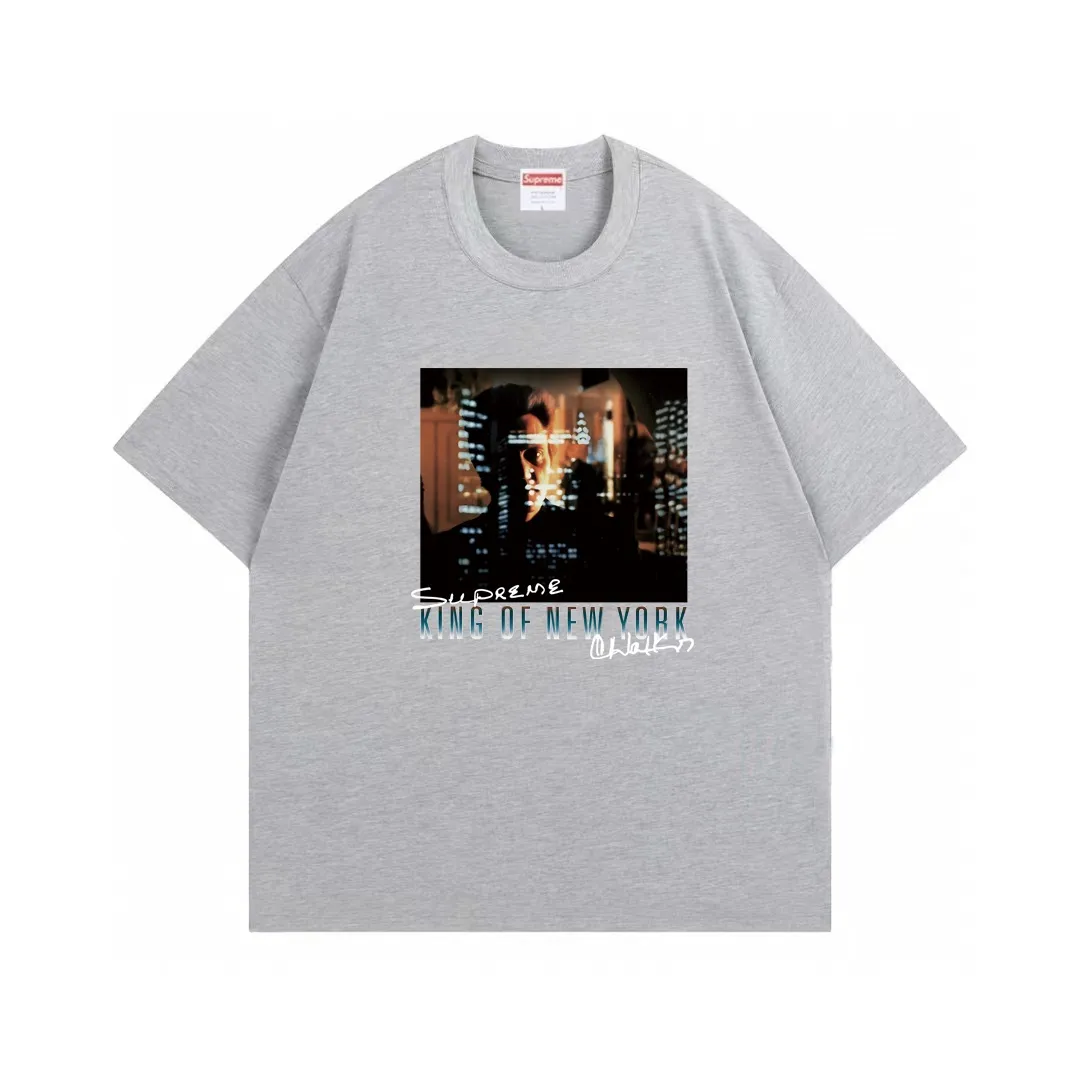 #S113 p110💰 Supreme SS19 Christopher Walken King Of NewYorkTee Navy King of New York print, loose fit, made of 260g combed cotton double yarn, all three standards from fabrics to accessories, ZP, imported Matsui company slurry printing will never crack, the whole piece is made of three-needle five-thread technology. The neckline-shoulder seam-sleeve seam double line, looks more three-dimensional and textured) is the same as the original version, the classic version Feel free to compare zp. The whole piece adopts three-needle five-thread craftsmanship (neckline-shoulder seam-sleeve seam double thread, which looks more three-dimensional and textured). It has the same craftsmanship as the authentic original version, classic version. Color: white, black, navy blue, gray, red, dark green, apricot, orange, light blue. Size: S M L XL XXL