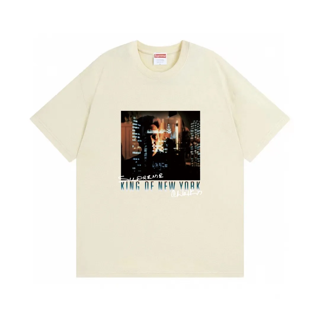 #S113 p110💰 Supreme SS19 Christopher Walken King Of NewYorkTee Navy King of New York print, loose fit, made of 260g combed cotton double yarn, all three standards from fabrics to accessories, ZP, imported Matsui company slurry printing will never crack, the whole piece is made of three-needle five-thread technology. The neckline-shoulder seam-sleeve seam double line, looks more three-dimensional and textured) is the same as the original version, the classic version Feel free to compare zp. The whole piece adopts three-needle five-thread craftsmanship (neckline-shoulder seam-sleeve seam double thread, which looks more three-dimensional and textured). It has the same craftsmanship as the authentic original version, classic version. Color: white, black, navy blue, gray, red, dark green, apricot, orange, light blue. Size: S M L XL XXL