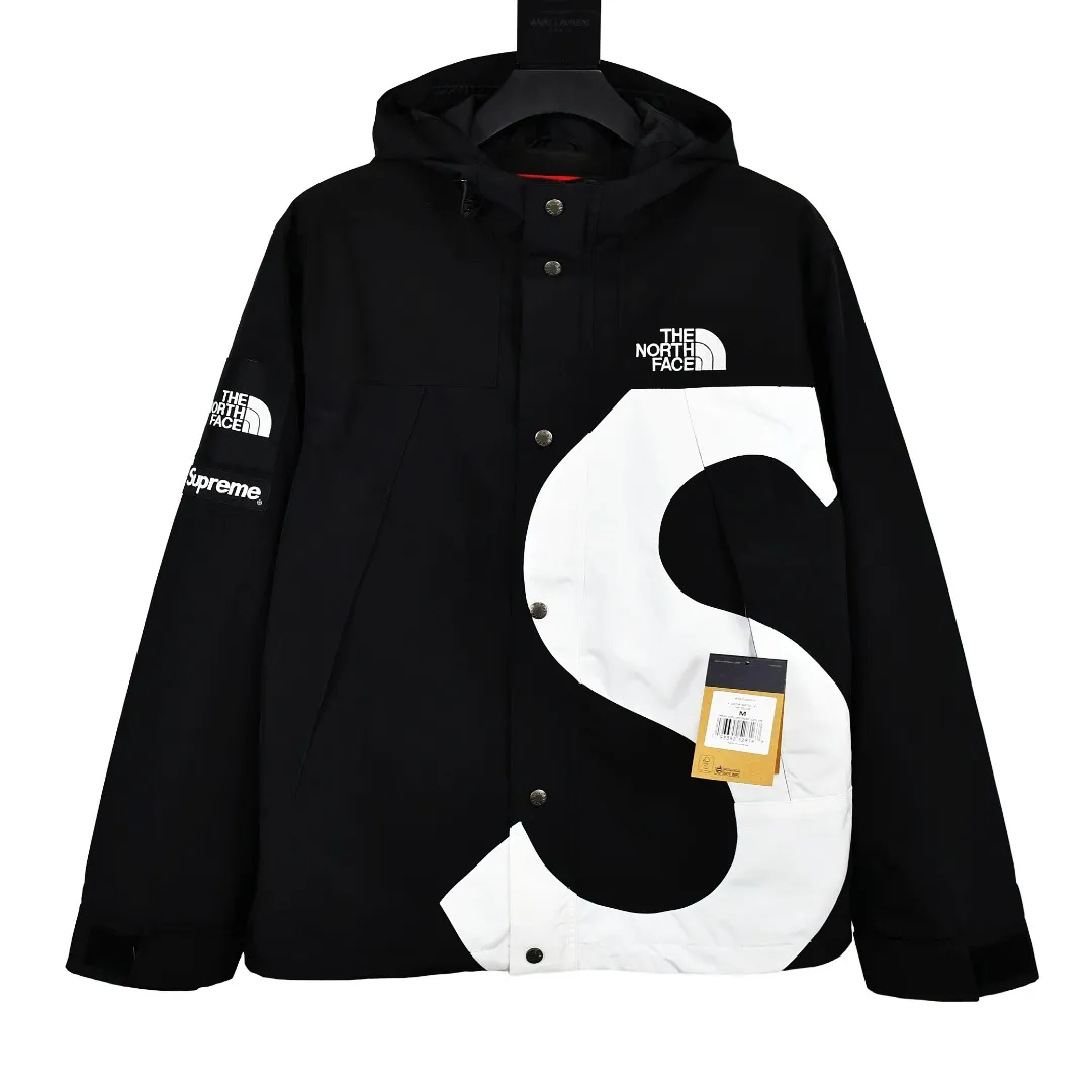 MX82💰p670 MAX/top version, exclusive quality on the entire network, ZP player-specified version, correct alignment in the entire frame, Supreme FW20 Week 10 x TNF S Logo Mountain, North Face Big S joint-branded jacket, correct alignment in the entire frame (alignment of the S letter and buttons, compare the front view of the official website by yourself), a true jacket, waterproof, windproof, breathable, and warm. There are 8 YKK zippers in total, and there are three different types of zippers/sliders among the eight, including placket, one No. 5 resin zipper, outer pockets and sleeves, four No. 3 resin zippers, three reverse-pull metal zippers inside, hidden zippers on both sides of pockets and sleeves. Professional grade waterproof coating fabric, whole body laminated professional waterproof coating, first-class waterproof effect, built-in thin velvet, excellent warmth and wind protection, and perfect breathability. Polyamide fiber component dispersed fuel printing red After the outer screen positioning and digital printing, the pieces were cut. More than 20 plates were opened, and the printing was cut and printed by size. Each size and part required workers to cut according to the pattern. It was time-consuming and labor-intensive, and the labor cost was extremely high. Four-color inks were imported from Belgium. Automatic identification, a total of four sizes, the large S of the whole dress is complete, all counter-sewing, meticulous, embroidered R letter with elephant legs, embroidery is more full and exquisite, embroidery details are perfect, accessories, laser markings, etc. are all available S~XL