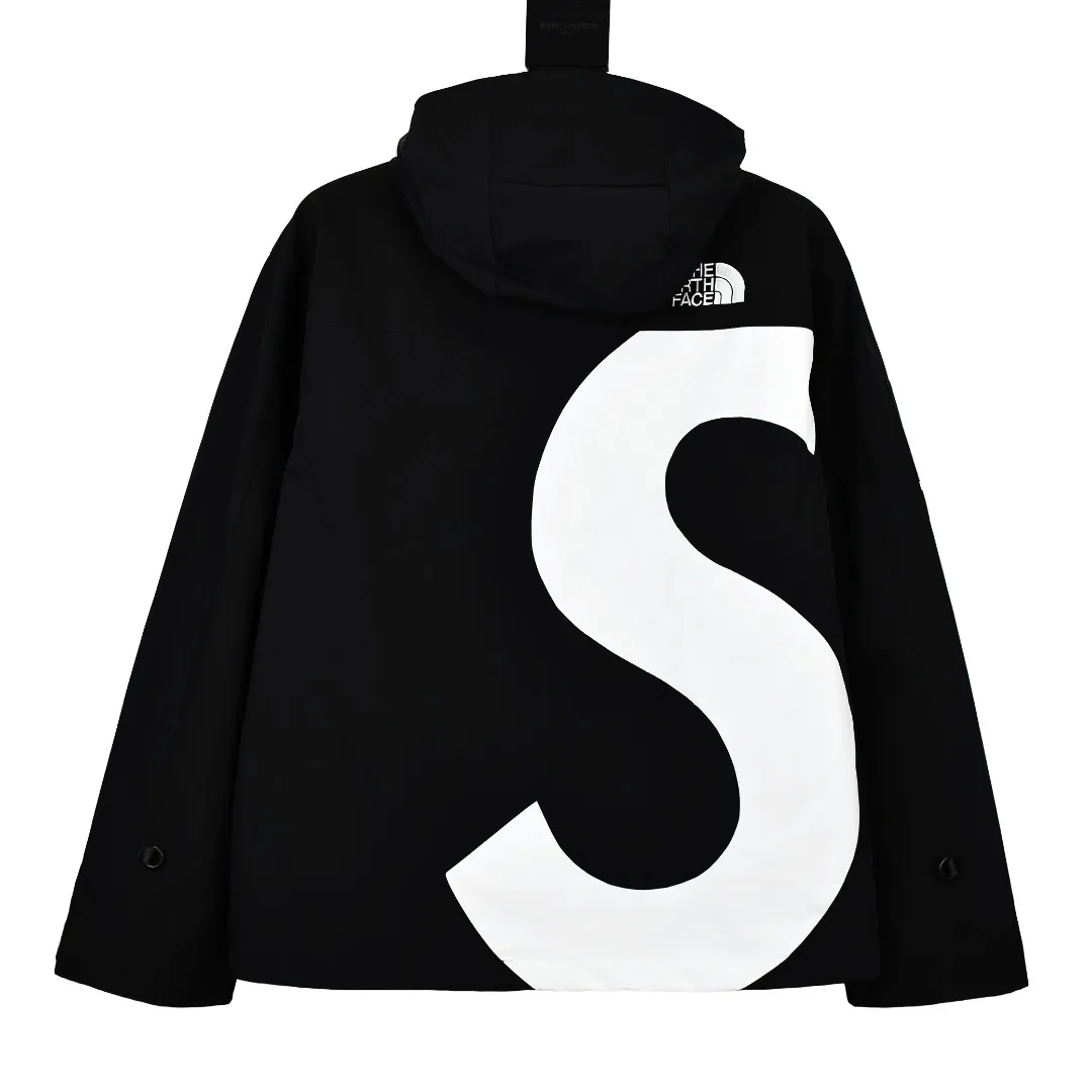 MX82💰p670 MAX/top version, exclusive quality on the entire network, ZP player-specified version, correct alignment in the entire frame, Supreme FW20 Week 10 x TNF S Logo Mountain, North Face Big S joint-branded jacket, correct alignment in the entire frame (alignment of the S letter and buttons, compare the front view of the official website by yourself), a true jacket, waterproof, windproof, breathable, and warm. There are 8 YKK zippers in total, and there are three different types of zippers/sliders among the eight, including placket, one No. 5 resin zipper, outer pockets and sleeves, four No. 3 resin zippers, three reverse-pull metal zippers inside, hidden zippers on both sides of pockets and sleeves. Professional grade waterproof coating fabric, whole body laminated professional waterproof coating, first-class waterproof effect, built-in thin velvet, excellent warmth and wind protection, and perfect breathability. Polyamide fiber component dispersed fuel printing red After the outer screen positioning and digital printing, the pieces were cut. More than 20 plates were opened, and the printing was cut and printed by size. Each size and part required workers to cut according to the pattern. It was time-consuming and labor-intensive, and the labor cost was extremely high. Four-color inks were imported from Belgium. Automatic identification, a total of four sizes, the large S of the whole dress is complete, all counter-sewing, meticulous, embroidered R letter with elephant legs, embroidery is more full and exquisite, embroidery details are perfect, accessories, laser markings, etc. are all available S~XL