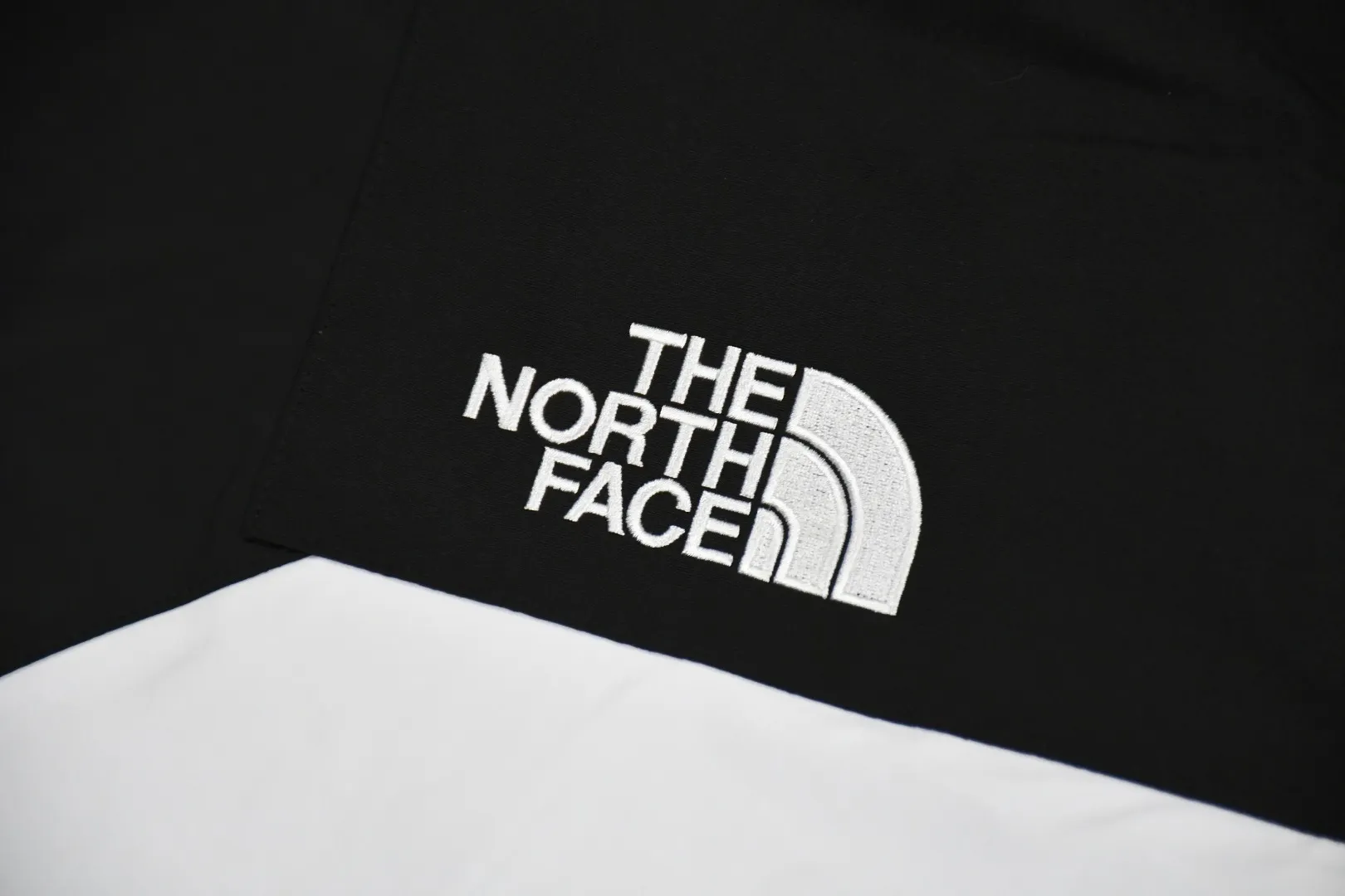 MX82💰p670 MAX/top version, exclusive quality on the entire network, ZP player-specified version, correct alignment in the entire frame, Supreme FW20 Week 10 x TNF S Logo Mountain, North Face Big S joint-branded jacket, correct alignment in the entire frame (alignment of the S letter and buttons, compare the front view of the official website by yourself), a true jacket, waterproof, windproof, breathable, and warm. There are 8 YKK zippers in total, and there are three different types of zippers/sliders among the eight, including placket, one No. 5 resin zipper, outer pockets and sleeves, four No. 3 resin zippers, three reverse-pull metal zippers inside, hidden zippers on both sides of pockets and sleeves. Professional grade waterproof coating fabric, whole body laminated professional waterproof coating, first-class waterproof effect, built-in thin velvet, excellent warmth and wind protection, and perfect breathability. Polyamide fiber component dispersed fuel printing red After the outer screen positioning and digital printing, the pieces were cut. More than 20 plates were opened, and the printing was cut and printed by size. Each size and part required workers to cut according to the pattern. It was time-consuming and labor-intensive, and the labor cost was extremely high. Four-color inks were imported from Belgium. Automatic identification, a total of four sizes, the large S of the whole dress is complete, all counter-sewing, meticulous, embroidered R letter with elephant legs, embroidery is more full and exquisite, embroidery details are perfect, accessories, laser markings, etc. are all available S~XL