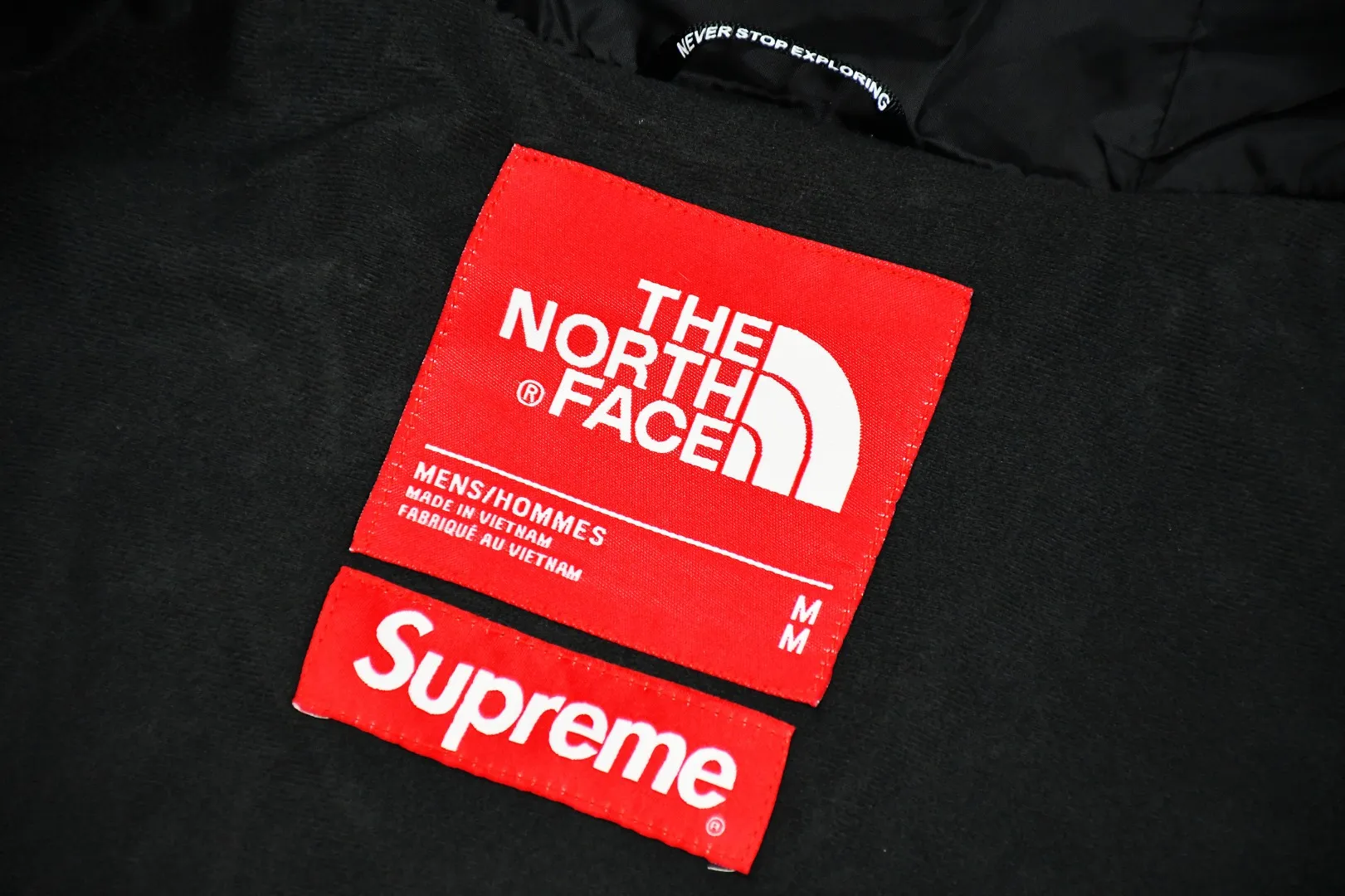 MX82💰p670 MAX/top version, exclusive quality on the entire network, ZP player-specified version, correct alignment in the entire frame, Supreme FW20 Week 10 x TNF S Logo Mountain, North Face Big S joint-branded jacket, correct alignment in the entire frame (alignment of the S letter and buttons, compare the front view of the official website by yourself), a true jacket, waterproof, windproof, breathable, and warm. There are 8 YKK zippers in total, and there are three different types of zippers/sliders among the eight, including placket, one No. 5 resin zipper, outer pockets and sleeves, four No. 3 resin zippers, three reverse-pull metal zippers inside, hidden zippers on both sides of pockets and sleeves. Professional grade waterproof coating fabric, whole body laminated professional waterproof coating, first-class waterproof effect, built-in thin velvet, excellent warmth and wind protection, and perfect breathability. Polyamide fiber component dispersed fuel printing red After the outer screen positioning and digital printing, the pieces were cut. More than 20 plates were opened, and the printing was cut and printed by size. Each size and part required workers to cut according to the pattern. It was time-consuming and labor-intensive, and the labor cost was extremely high. Four-color inks were imported from Belgium. Automatic identification, a total of four sizes, the large S of the whole dress is complete, all counter-sewing, meticulous, embroidered R letter with elephant legs, embroidery is more full and exquisite, embroidery details are perfect, accessories, laser markings, etc. are all available S~XL