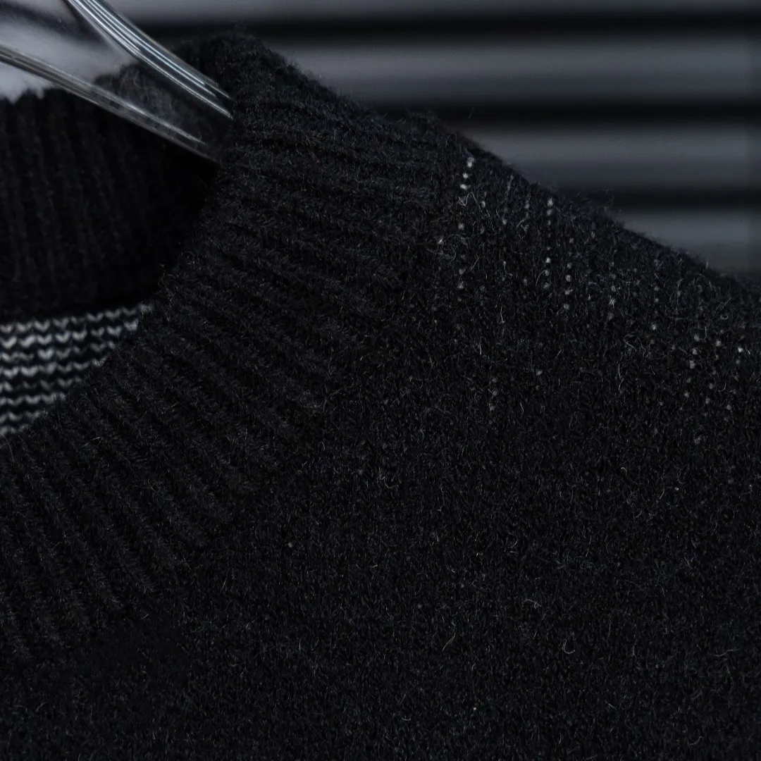 P290 Style: superme trendy cursive embroidered knitted sweater Size: S-XXL Fabric: Wool blend Accessories: Full set of customized original accessories