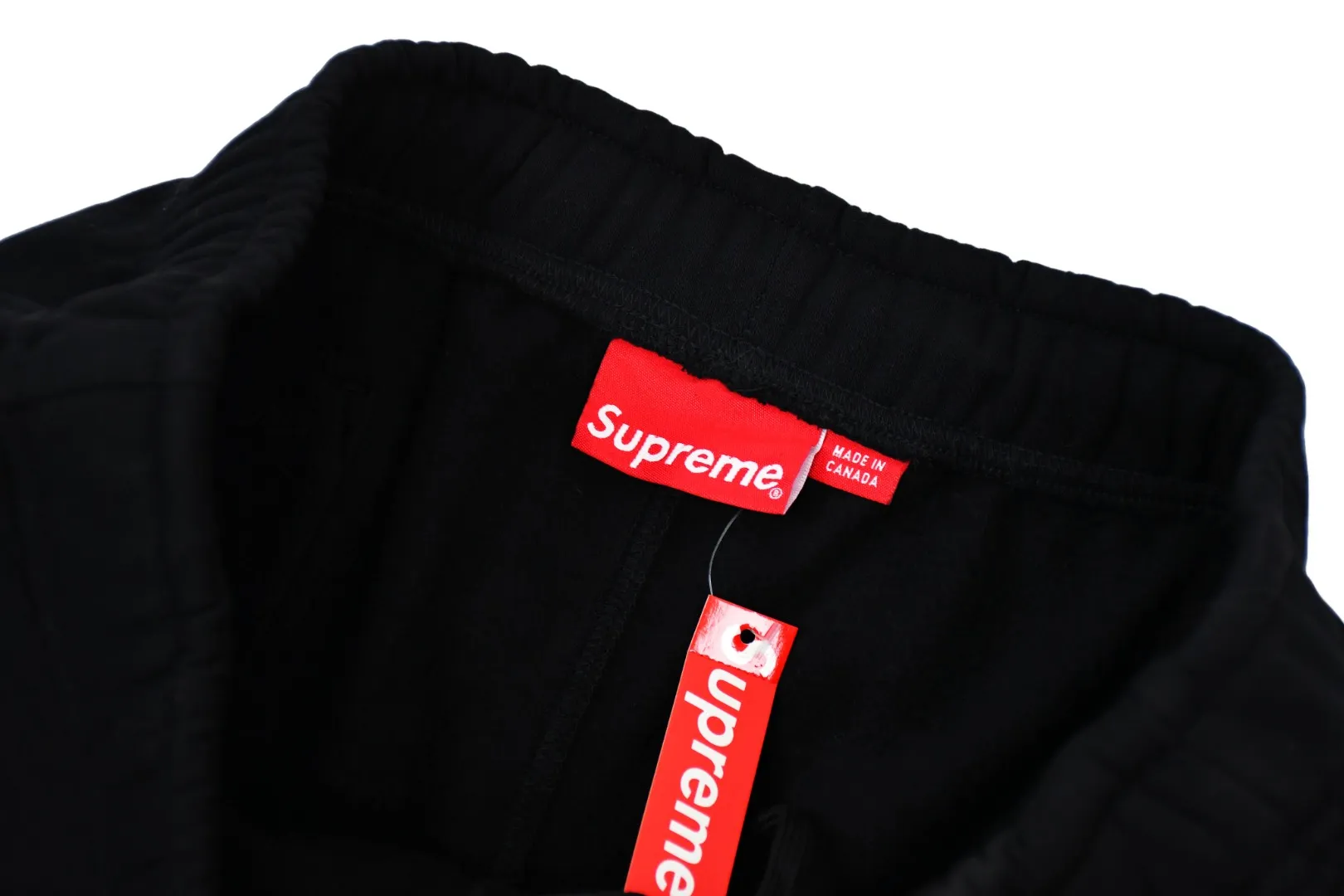 S556💰p300 top version Supreme 23ss S Sweatp patch embroidered logo plus velvet sweatpants. For those of us who focus on top Supreme, this style of sweatpants is naturally available. ZP purchase and pattern making operation 1. Fabric: ZP testing, custom weaving and dyeing, pure cotton 430G plus velvet main fabric, horizontal cutting 2. Embroidery: embroidery equipment Behringer BEKS-Y924 machine is used (a level higher than Tajima embroidery machine). The embroidery thickness, saturation and size are all consistent with ZP. 3. Sewing process: Four-needle and six-thread boneless splicing process is used in twelve places of the whole garment. Processed by a senior foreign trade factory (cannot be done by ordinary factories) 4. Customized ZP main label/wash water mark/tag/packaging bag (equipped with extra-large thickened handbag) Color: black/grey/navy blue Size: S/M/L/XL