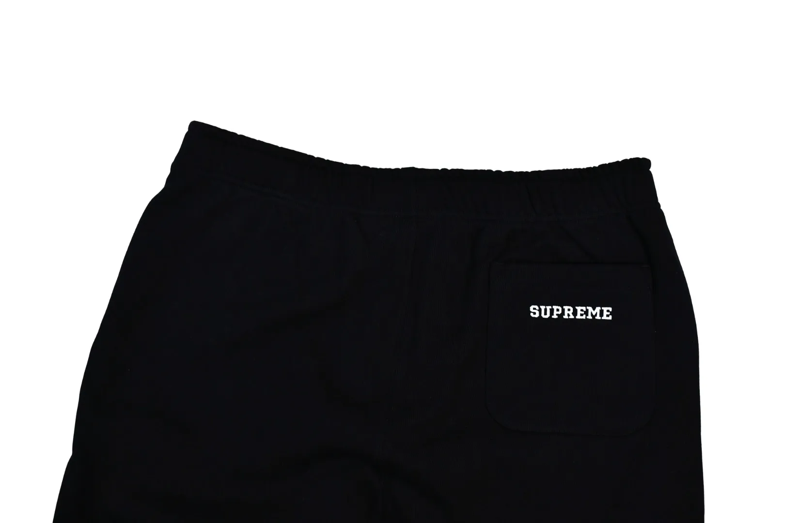 S556💰p300 top version Supreme 23ss S Sweatp patch embroidered logo plus velvet sweatpants. For those of us who focus on top Supreme, this style of sweatpants is naturally available. ZP purchase and pattern making operation 1. Fabric: ZP testing, custom weaving and dyeing, pure cotton 430G plus velvet main fabric, horizontal cutting 2. Embroidery: embroidery equipment Behringer BEKS-Y924 machine is used (a level higher than Tajima embroidery machine). The embroidery thickness, saturation and size are all consistent with ZP. 3. Sewing process: Four-needle and six-thread boneless splicing process is used in twelve places of the whole garment. Processed by a senior foreign trade factory (cannot be done by ordinary factories) 4. Customized ZP main label/wash water mark/tag/packaging bag (equipped with extra-large thickened handbag) Color: black/grey/navy blue Size: S/M/L/XL