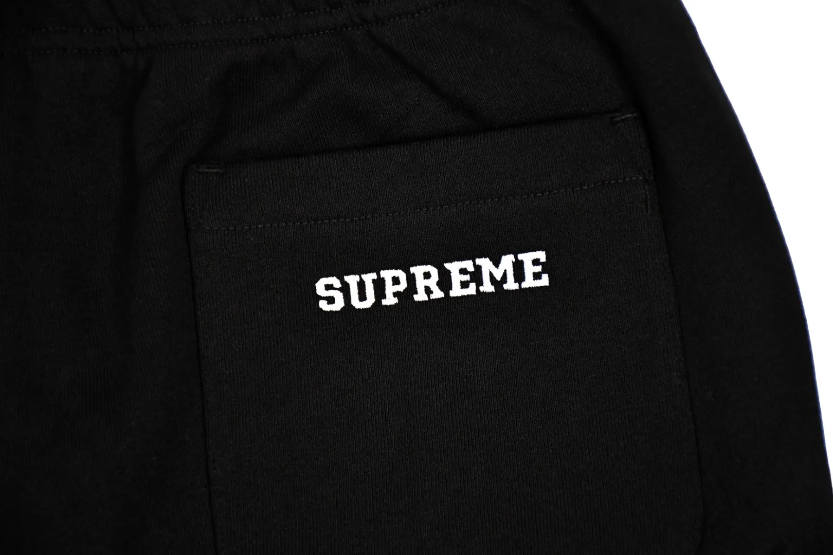 S556💰p300 top version Supreme 23ss S Sweatp patch embroidered logo plus velvet sweatpants. For those of us who focus on top Supreme, this style of sweatpants is naturally available. ZP purchase and pattern making operation 1. Fabric: ZP testing, custom weaving and dyeing, pure cotton 430G plus velvet main fabric, horizontal cutting 2. Embroidery: embroidery equipment Behringer BEKS-Y924 machine is used (a level higher than Tajima embroidery machine). The embroidery thickness, saturation and size are all consistent with ZP. 3. Sewing process: Four-needle and six-thread boneless splicing process is used in twelve places of the whole garment. Processed by a senior foreign trade factory (cannot be done by ordinary factories) 4. Customized ZP main label/wash water mark/tag/packaging bag (equipped with extra-large thickened handbag) Color: black/grey/navy blue Size: S/M/L/XL