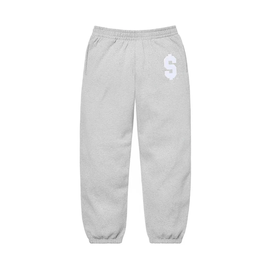 S556💰p300 top version Supreme 23ss S Sweatp patch embroidered logo plus velvet sweatpants. For those of us who focus on top Supreme, this style of sweatpants is naturally available. ZP purchase and pattern making operation 1. Fabric: ZP testing, custom weaving and dyeing, pure cotton 430G plus velvet main fabric, horizontal cutting 2. Embroidery: embroidery equipment Behringer BEKS-Y924 machine is used (a level higher than Tajima embroidery machine). The embroidery thickness, saturation and size are all consistent with ZP. 3. Sewing process: Four-needle and six-thread boneless splicing process is used in twelve places of the whole garment. Processed by a senior foreign trade factory (cannot be done by ordinary factories) 4. Customized ZP main label/wash water mark/tag/packaging bag (equipped with extra-large thickened handbag) Color: black/grey/navy blue Size: S/M/L/XL