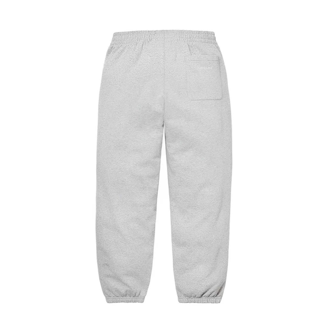 S556💰p300 top version Supreme 23ss S Sweatp patch embroidered logo plus velvet sweatpants. For those of us who focus on top Supreme, this style of sweatpants is naturally available. ZP purchase and pattern making operation 1. Fabric: ZP testing, custom weaving and dyeing, pure cotton 430G plus velvet main fabric, horizontal cutting 2. Embroidery: embroidery equipment Behringer BEKS-Y924 machine is used (a level higher than Tajima embroidery machine). The embroidery thickness, saturation and size are all consistent with ZP. 3. Sewing process: Four-needle and six-thread boneless splicing process is used in twelve places of the whole garment. Processed by a senior foreign trade factory (cannot be done by ordinary factories) 4. Customized ZP main label/wash water mark/tag/packaging bag (equipped with extra-large thickened handbag) Color: black/grey/navy blue Size: S/M/L/XL