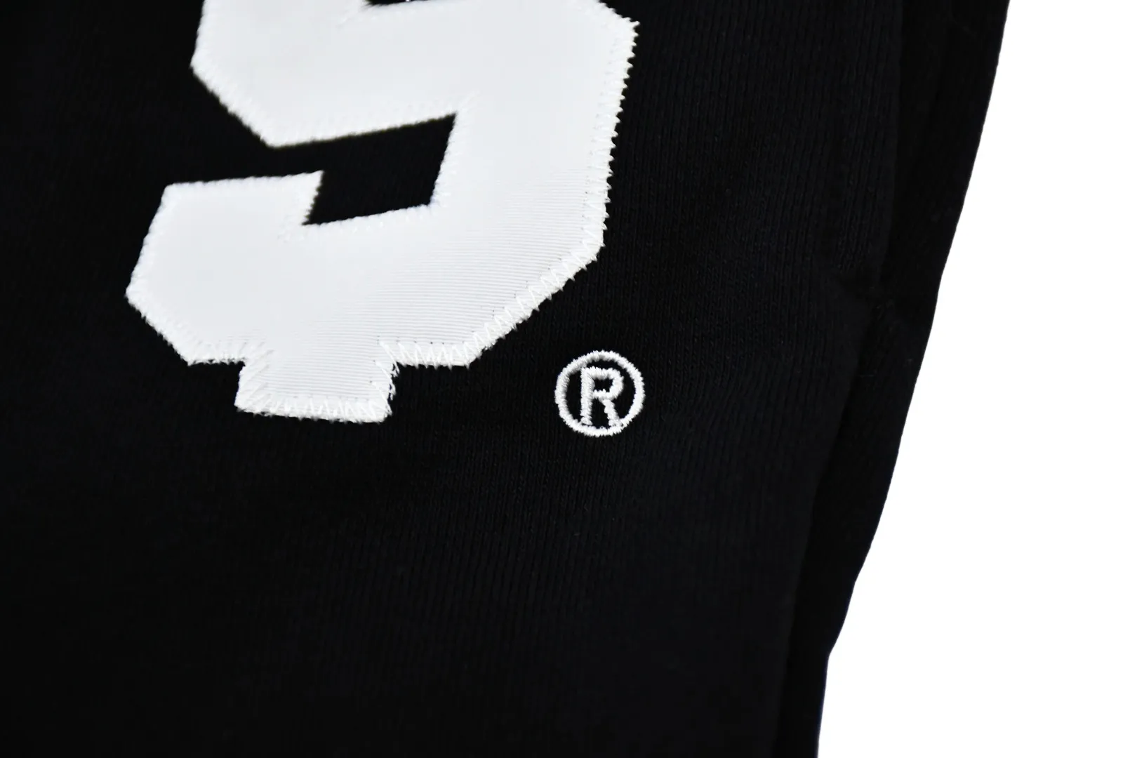 S556💰p300 top version Supreme 23ss S Sweatp patch embroidered logo plus velvet sweatpants. For those of us who focus on top Supreme, this style of sweatpants is naturally available. ZP purchase and pattern making operation 1. Fabric: ZP testing, custom weaving and dyeing, pure cotton 430G plus velvet main fabric, horizontal cutting 2. Embroidery: embroidery equipment Behringer BEKS-Y924 machine is used (a level higher than Tajima embroidery machine). The embroidery thickness, saturation and size are all consistent with ZP. 3. Sewing process: Four-needle and six-thread boneless splicing process is used in twelve places of the whole garment. Processed by a senior foreign trade factory (cannot be done by ordinary factories) 4. Customized ZP main label/wash water mark/tag/packaging bag (equipped with extra-large thickened handbag) Color: black/grey/navy blue Size: S/M/L/XL