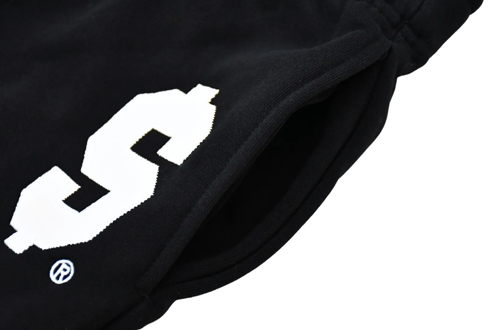 S556💰p300 top version Supreme 23ss S Sweatp patch embroidered logo plus velvet sweatpants. For those of us who focus on top Supreme, this style of sweatpants is naturally available. ZP purchase and pattern making operation 1. Fabric: ZP testing, custom weaving and dyeing, pure cotton 430G plus velvet main fabric, horizontal cutting 2. Embroidery: embroidery equipment Behringer BEKS-Y924 machine is used (a level higher than Tajima embroidery machine). The embroidery thickness, saturation and size are all consistent with ZP. 3. Sewing process: Four-needle and six-thread boneless splicing process is used in twelve places of the whole garment. Processed by a senior foreign trade factory (cannot be done by ordinary factories) 4. Customized ZP main label/wash water mark/tag/packaging bag (equipped with extra-large thickened handbag) Color: black/grey/navy blue Size: S/M/L/XL