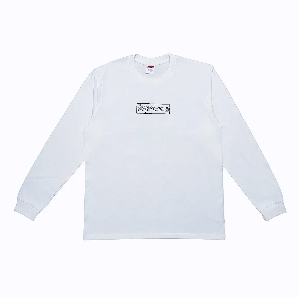 P140 Supreme Week 18 x KAWS joint model Chalk Logo Tee Chalk Letter Box solid color logo printed round neck T-shirt, same style for men and women, using cylindrical seamless technology (original technology, there is no stitching bone on the side of the clothes, identification key point) Fabric: All custom-woven and dyed, 280g weight, 100% cotton, cylindrical fabric. Cylindrical fabric is a knitted fabric woven with a cylinder loom. The needles are distributed in a cylindrical shape on the fuselage. The gray fabric is a large cylinder. It needs to be opened and shaped before further use. There is no slit on the side of the clothes, so there is no washing label on the side of ordinary short-sleeved clothes. There is only one collar label behind the neck, so the shape is very correct and not easy to deform (color: black and white)