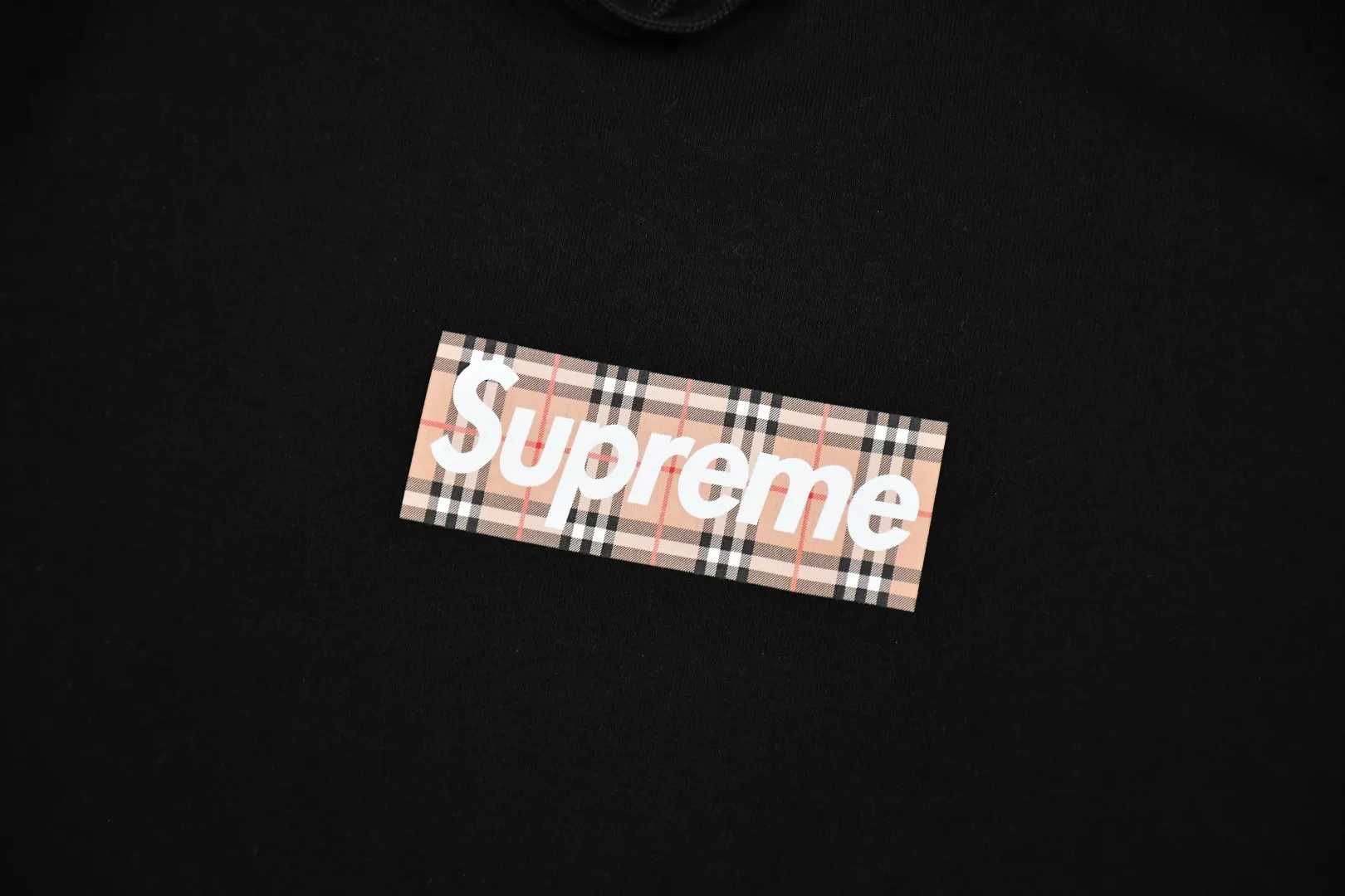 🅿️320 S201 top version Supreme 22ss Week3 x Burberry joint Burberry BOX LOGO HOODED Sweatshirt hooded sweatshirt. For those of us who focus on top Sup products, this sweatshirt is naturally available. ZP testing, custom weaving and dyeing, pure cotton 450G fleece main fabric, horizontal cutting, side stitching 520G 2X2 thread Printing uses thermoset ink printing, also known as plastic ink, or self-adhesive ink. Its ingredients are: mainly composed of polyvinyl chloride (PVC) and phthalates. PVC and phthalates, color fixing agents, stabilizers, and thickeners are mixed to form thermoset ink. It is not the digital direct printing advertised on the market. The printing texture of thermoset ink is unachievable by digital direct printing. Customized ZP co-branding Main label/wash water label/tag/packaging bag (equipped with extra large thickened handbag) There is a probability of passing the inspection version, and the original packaging picture has a high probability of passing. Size: S-XL