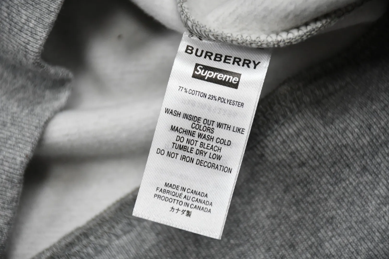 🅿️320 S201 top version Supreme 22ss Week3 x Burberry joint Burberry BOX LOGO HOODED Sweatshirt hooded sweatshirt. For those of us who focus on top Sup products, this sweatshirt is naturally available. ZP testing, custom weaving and dyeing, pure cotton 450G fleece main fabric, horizontal cutting, side stitching 520G 2X2 thread Printing uses thermoset ink printing, also known as plastic ink, or self-adhesive ink. Its ingredients are: mainly composed of polyvinyl chloride (PVC) and phthalates. PVC and phthalates, color fixing agents, stabilizers, and thickeners are mixed to form thermoset ink. It is not the digital direct printing advertised on the market. The printing texture of thermoset ink is unachievable by digital direct printing. Customized ZP co-branding Main label/wash water label/tag/packaging bag (equipped with extra large thickened handbag) There is a probability of passing the inspection version, and the original packaging picture has a high probability of passing. Size: S-XL