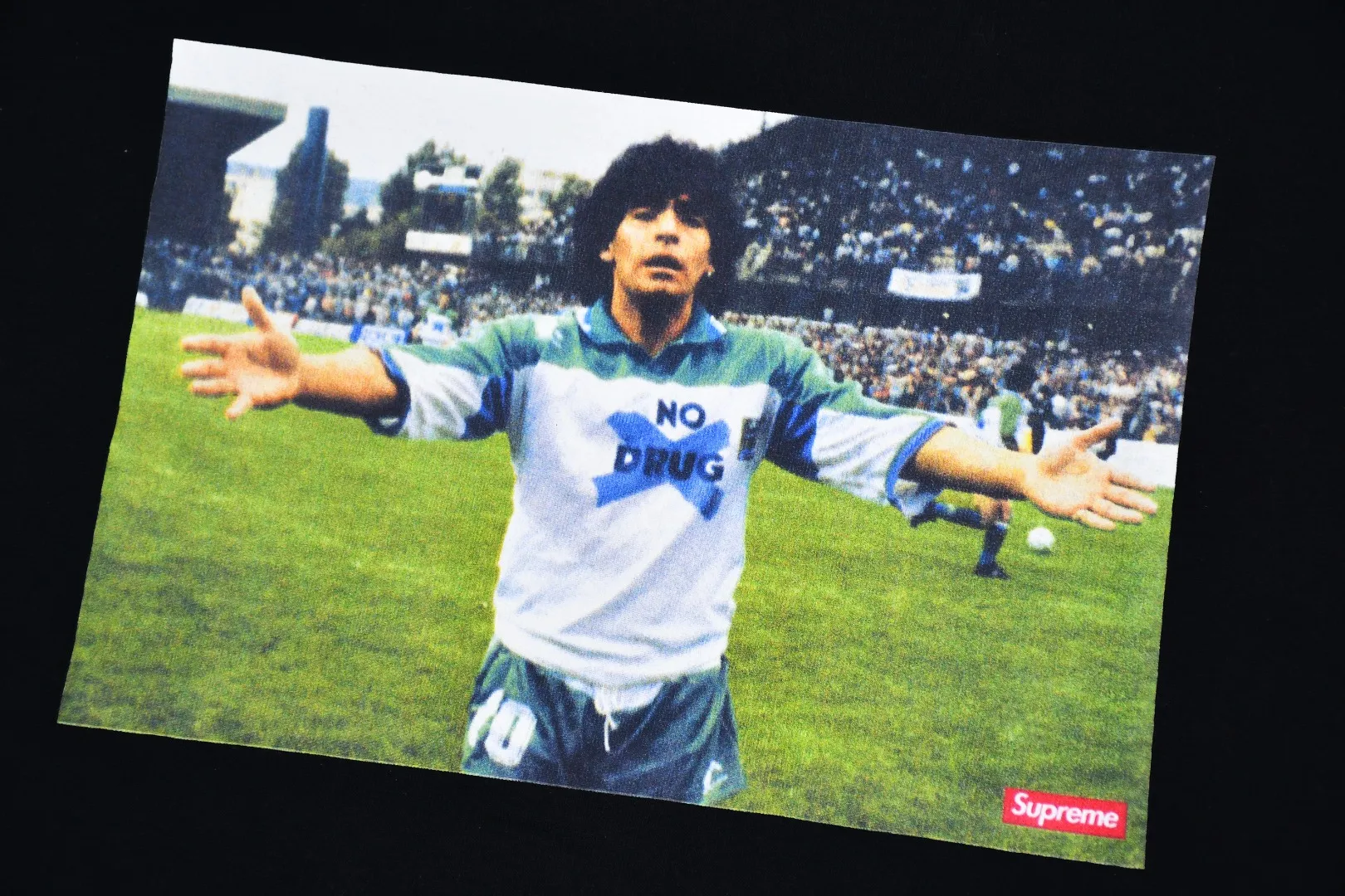 🅿️130 S138 Supreme 24fw Argentinian player Maradona portrait printed commemorative short-sleeved T-shirt. Refuse to look at pictures to make goods. Refuse to compare wrong versions. Use cylinder seamless technology (original technology, there are no stitched bones on the side of the clothes, key points of identification) The fabrics are all custom-woven and dyed, 280g weight, 100% cotton, cylindrical fabric. Cylindrical fabric is a knitted fabric woven with a cylinder loom. The needles are distributed in a cylindrical shape on the fuselage. The gray fabric is a large cylinder, which needs to be opened and shaped before it can be used further. There are no slits on the side of the clothes, so there is no washing label on the side of ordinary short-sleeves. There is only one collar label behind the neck. The printing uses thermosetting ink printing imported from Belgium (different from conventional thermal transfer printing), also known as plastic ink, or self-adhesive ink. Its ingredients are: mainly composed of polyvinyl chloride (PVC) and phthalates. PVC and phthalates, solid color The thermoset ink is composed of a mixture of agents, stabilizers, and thickeners. It is not the digital direct printing advertised on the market. The printing texture of thermoset ink cannot be achieved by digital direct printing. The collar label has a watermark anti-counterfeiting effect, a real anti-counterfeiting layer, a version with a high probability of passing the inspection, and a high probability of passing the original packaging picture. Size：S-XL