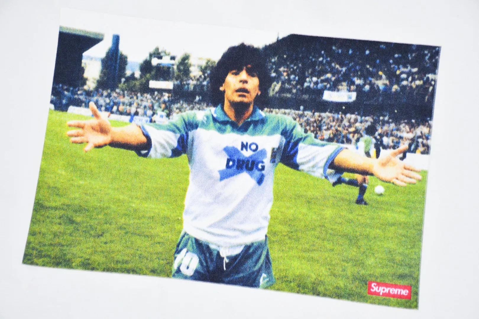 🅿️130 S138 Supreme 24fw Argentinian player Maradona portrait printed commemorative short-sleeved T-shirt. Refuse to look at pictures to make goods. Refuse to compare wrong versions. Use cylinder seamless technology (original technology, there are no stitched bones on the side of the clothes, key points of identification) The fabrics are all custom-woven and dyed, 280g weight, 100% cotton, cylindrical fabric. Cylindrical fabric is a knitted fabric woven with a cylinder loom. The needles are distributed in a cylindrical shape on the fuselage. The gray fabric is a large cylinder, which needs to be opened and shaped before it can be used further. There are no slits on the side of the clothes, so there is no washing label on the side of ordinary short-sleeves. There is only one collar label behind the neck. The printing uses thermosetting ink printing imported from Belgium (different from conventional thermal transfer printing), also known as plastic ink, or self-adhesive ink. Its ingredients are: mainly composed of polyvinyl chloride (PVC) and phthalates. PVC and phthalates, solid color The thermoset ink is composed of a mixture of agents, stabilizers, and thickeners. It is not the digital direct printing advertised on the market. The printing texture of thermoset ink cannot be achieved by digital direct printing. The collar label has a watermark anti-counterfeiting effect, a real anti-counterfeiting layer, a version with a high probability of passing the inspection, and a high probability of passing the original packaging picture. Size：S-XL