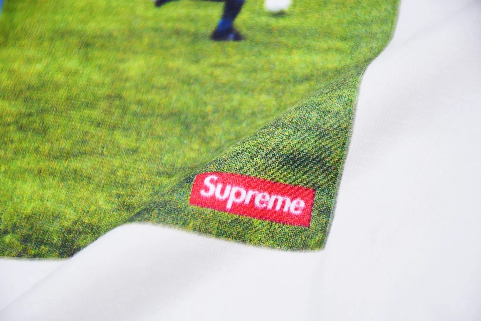 🅿️130 S138 Supreme 24fw Argentinian player Maradona portrait printed commemorative short-sleeved T-shirt. Refuse to look at pictures to make goods. Refuse to compare wrong versions. Use cylinder seamless technology (original technology, there are no stitched bones on the side of the clothes, key points of identification) The fabrics are all custom-woven and dyed, 280g weight, 100% cotton, cylindrical fabric. Cylindrical fabric is a knitted fabric woven with a cylinder loom. The needles are distributed in a cylindrical shape on the fuselage. The gray fabric is a large cylinder, which needs to be opened and shaped before it can be used further. There are no slits on the side of the clothes, so there is no washing label on the side of ordinary short-sleeves. There is only one collar label behind the neck. The printing uses thermosetting ink printing imported from Belgium (different from conventional thermal transfer printing), also known as plastic ink, or self-adhesive ink. Its ingredients are: mainly composed of polyvinyl chloride (PVC) and phthalates. PVC and phthalates, solid color The thermoset ink is composed of a mixture of agents, stabilizers, and thickeners. It is not the digital direct printing advertised on the market. The printing texture of thermoset ink cannot be achieved by digital direct printing. The collar label has a watermark anti-counterfeiting effect, a real anti-counterfeiting layer, a version with a high probability of passing the inspection, and a high probability of passing the original packaging picture. Size：S-XL