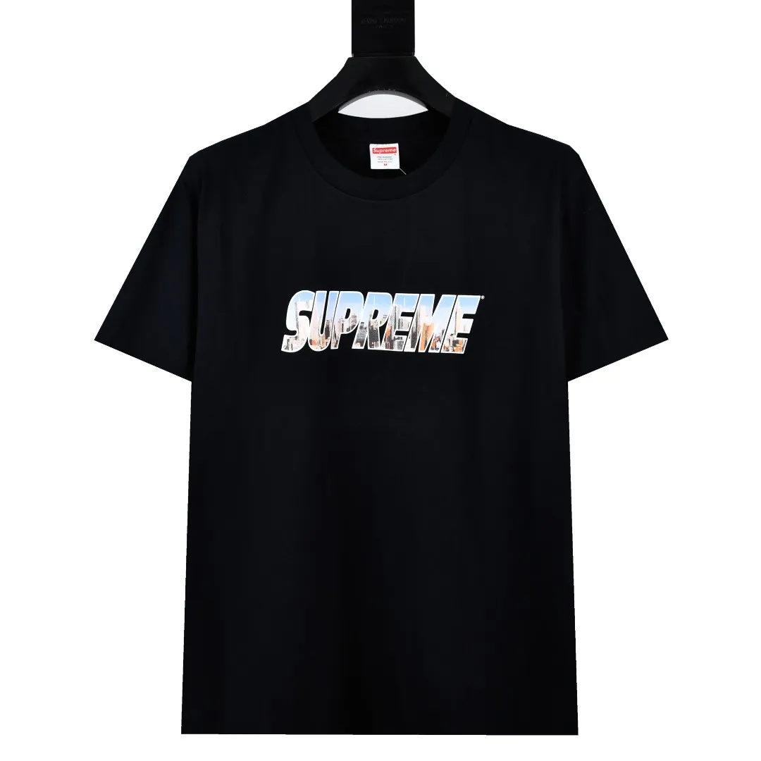 S294💰p130 Supreme 23FW GOTHAM Gotham City Metropolis City Letters LOGO Short-sleeved T-shirt. Refuse to look at pictures to make products. Refuse to compare wrong versions. Use cylinder seamless technology (original technology, there are no stitched bones on the side of the clothes, key points of identification) The fabrics are all custom-woven and dyed, 280g weight, 100% cotton, cylindrical fabric. Cylindrical fabric is a knitted fabric woven with a cylinder loom. The needles are distributed in a cylindrical shape on the fuselage. The gray fabric is a large cylinder, which needs to be opened and shaped before it can be used further. There are no slits on the side of the clothes, so there is no washing label on the side of ordinary short-sleeves. There is only one collar label behind the neck. The printing uses thermosetting ink printing imported from Belgium (different from conventional heat transfer printing), also known as plastic ink, or self-adhesive ink. Its ingredients are: mainly composed of polyvinyl chloride (PVC) and phthalates. PVC and phthalates, solid color The thermosetting ink is composed of a mixture of agents, stabilizers, and thickeners. It is not the digital direct printing marketed on the market. The printing texture of thermosetting ink cannot be achieved by digital direct printing. The collar label has a watermark anti-counterfeiting effect, a real anti-counterfeiting layer, a version with a high probability of passing the inspection, and the original packaging picture has a high probability of passing the test. Size：S-XL