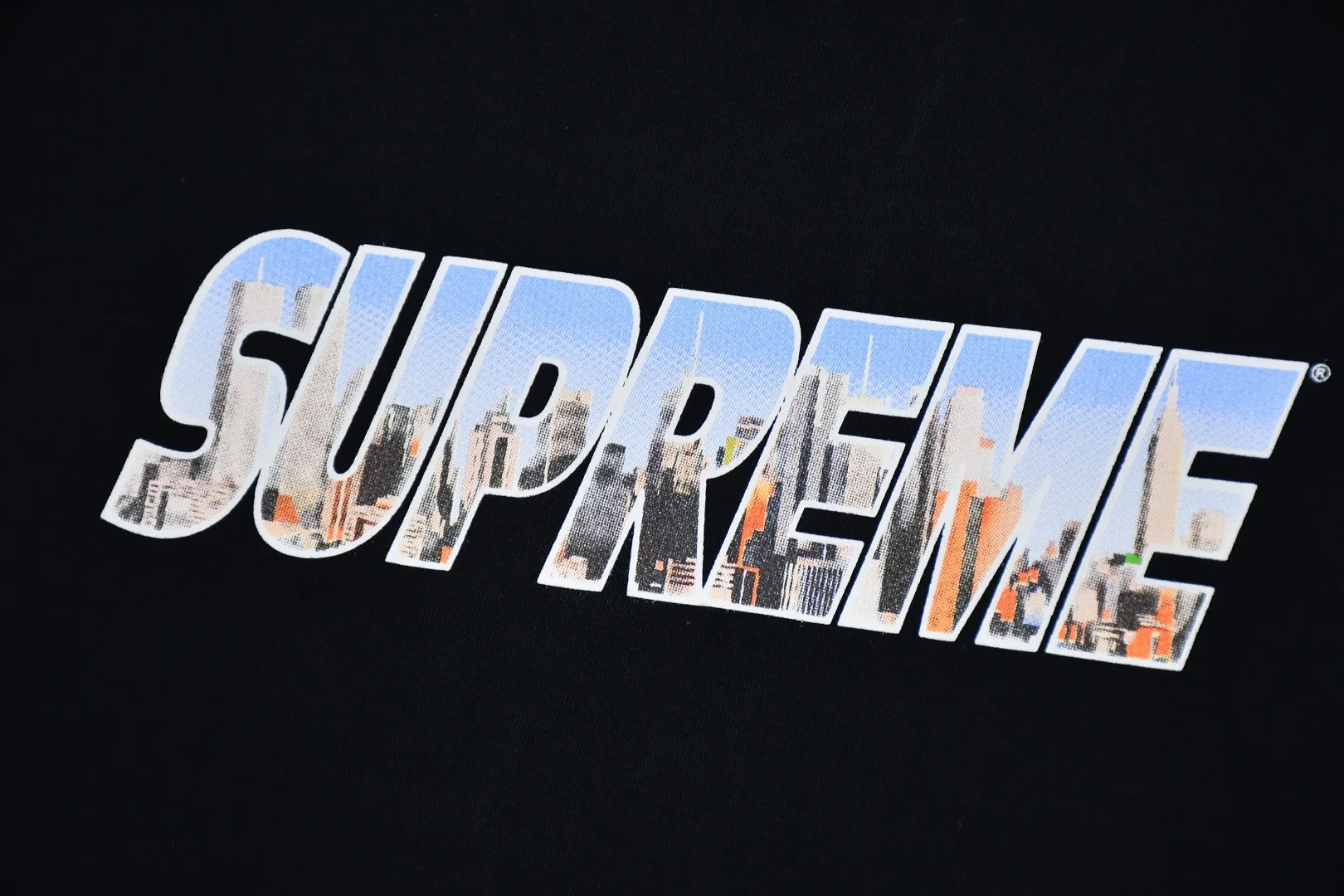 S294💰p130 Supreme 23FW GOTHAM Gotham City Metropolis City Letters LOGO Short-sleeved T-shirt. Refuse to look at pictures to make products. Refuse to compare wrong versions. Use cylinder seamless technology (original technology, there are no stitched bones on the side of the clothes, key points of identification) The fabrics are all custom-woven and dyed, 280g weight, 100% cotton, cylindrical fabric. Cylindrical fabric is a knitted fabric woven with a cylinder loom. The needles are distributed in a cylindrical shape on the fuselage. The gray fabric is a large cylinder, which needs to be opened and shaped before it can be used further. There are no slits on the side of the clothes, so there is no washing label on the side of ordinary short-sleeves. There is only one collar label behind the neck. The printing uses thermosetting ink printing imported from Belgium (different from conventional heat transfer printing), also known as plastic ink, or self-adhesive ink. Its ingredients are: mainly composed of polyvinyl chloride (PVC) and phthalates. PVC and phthalates, solid color The thermosetting ink is composed of a mixture of agents, stabilizers, and thickeners. It is not the digital direct printing marketed on the market. The printing texture of thermosetting ink cannot be achieved by digital direct printing. The collar label has a watermark anti-counterfeiting effect, a real anti-counterfeiting layer, a version with a high probability of passing the inspection, and the original packaging picture has a high probability of passing the test. Size：S-XL