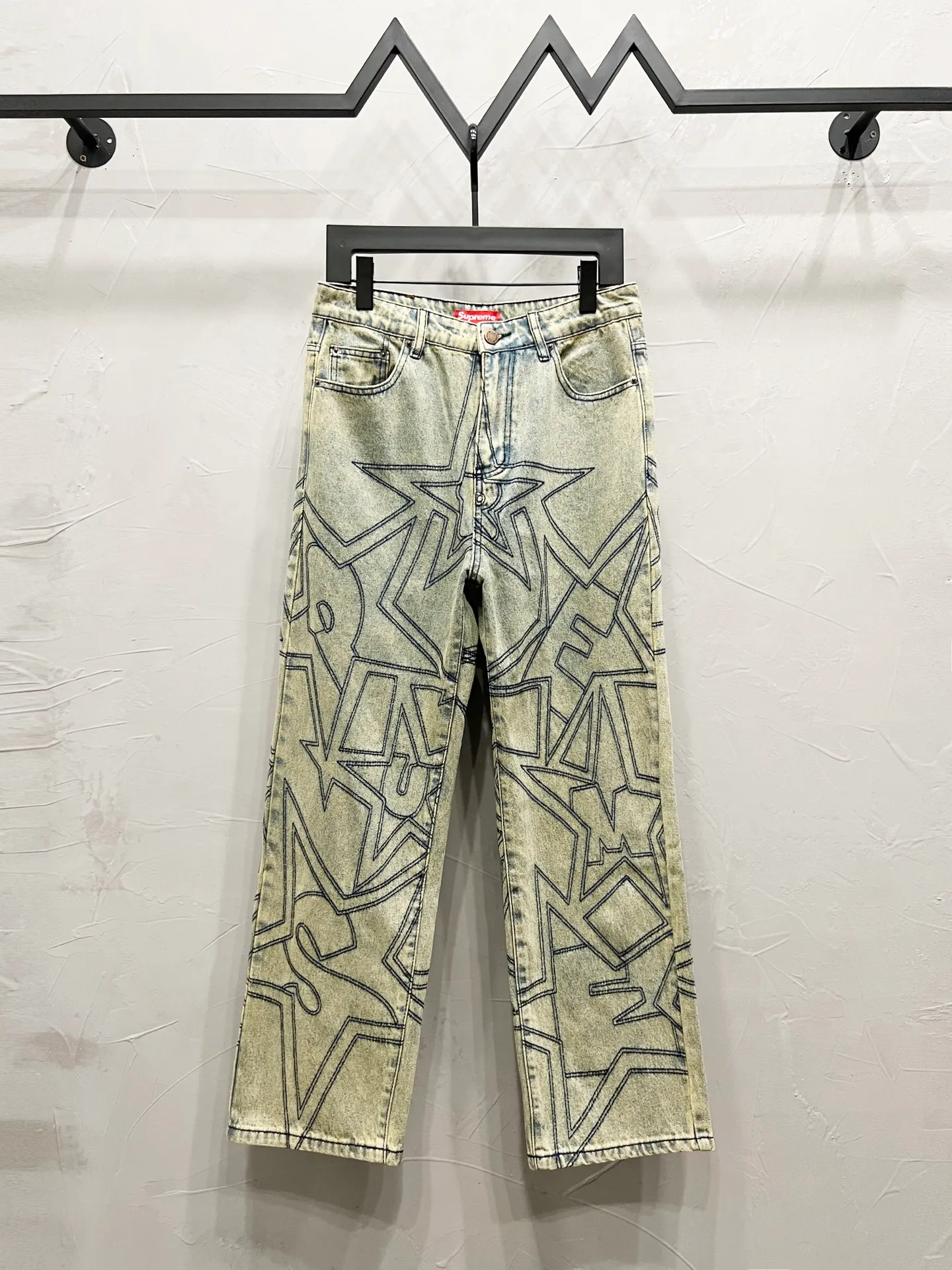 P250 Style number: [M950] Supreme SS25 star topstitch casual loose denim jeans, same style for men and women, top ceiling quality, styles with different wash textures, very friendly to people with thin legs and thick legs, straight and slim fit, very flattering leg shape, timeless moderate length, easy and casual to match, basic styling for various styles, a must-have in the wardrobe! The fabric is stiff but also makes the upper body soft without losing texture. The washing process is even more perfect. It is a must-have item for everyone! ! ! Washed wheat, hang tag, pants label, three labels complete Color: yellow Size: 30, 32, 34, 36